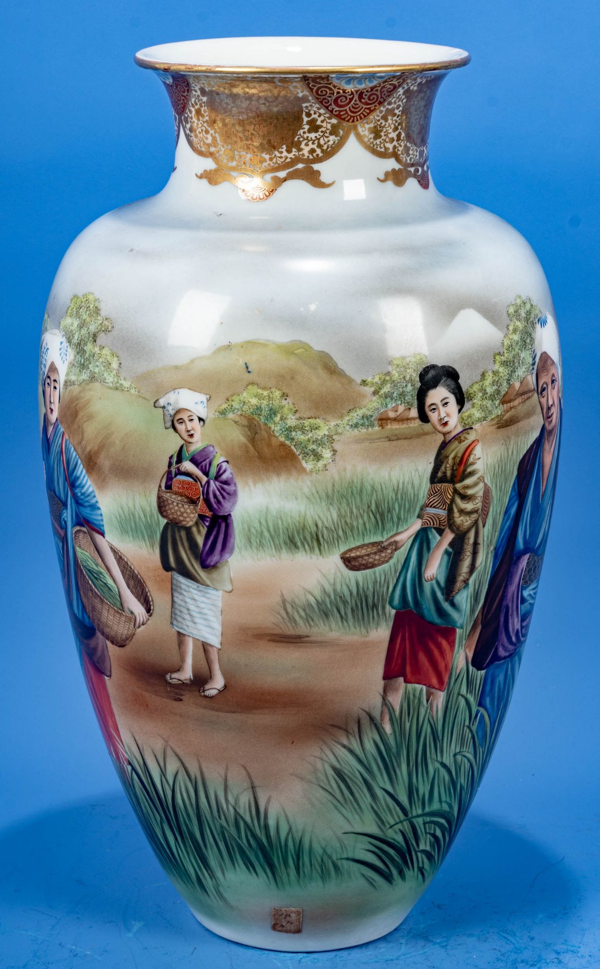 Paar großer, bauchiger, dekorativer Vasen, aufwändig von Hand polychrom bemaltes Weißporzellan. Jap - Bild 12 aus 14