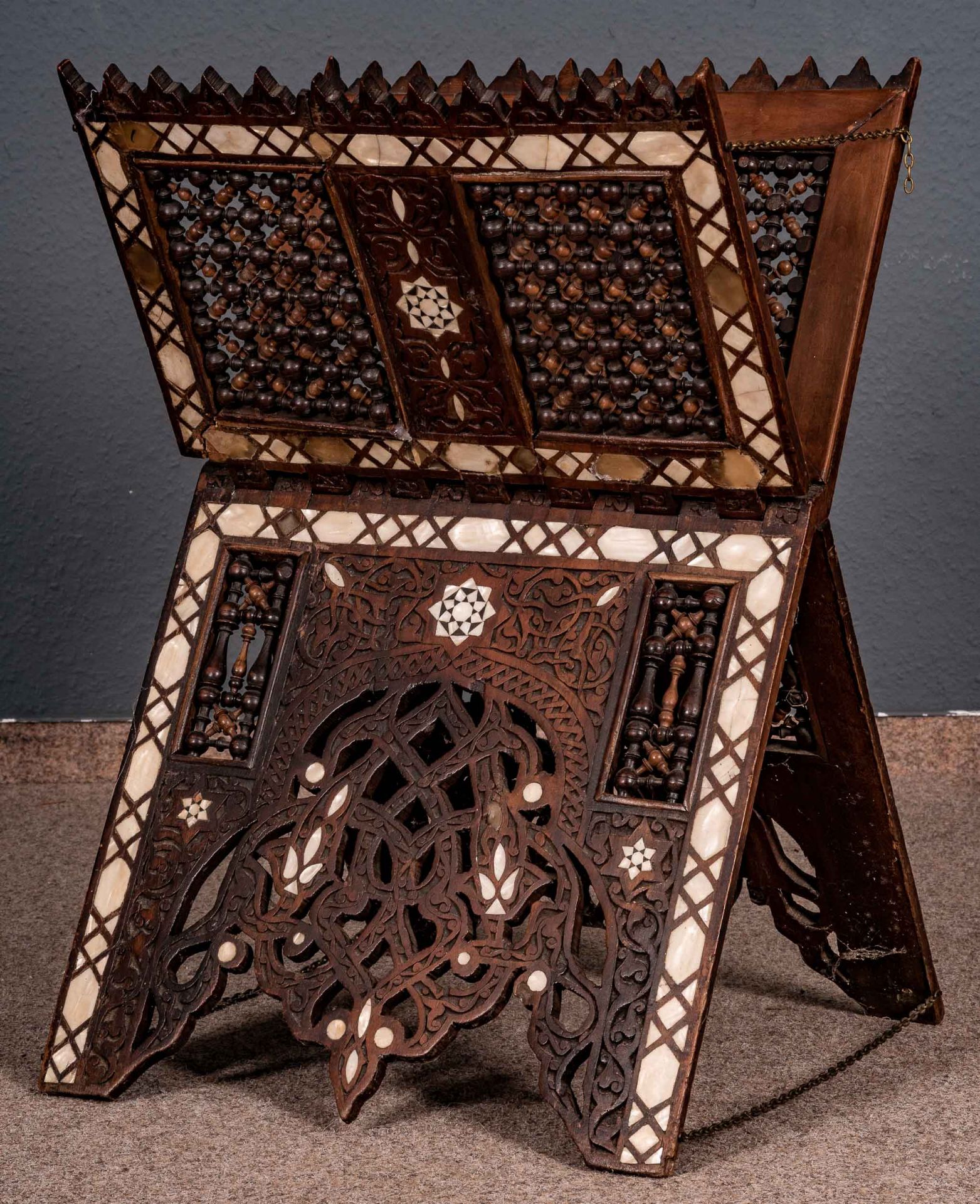 Prachtvoll beschnitzter, eingelegter und gedrechselter Koran-Buchständer, wohl Nordafrika um 1930/4 - Bild 8 aus 9