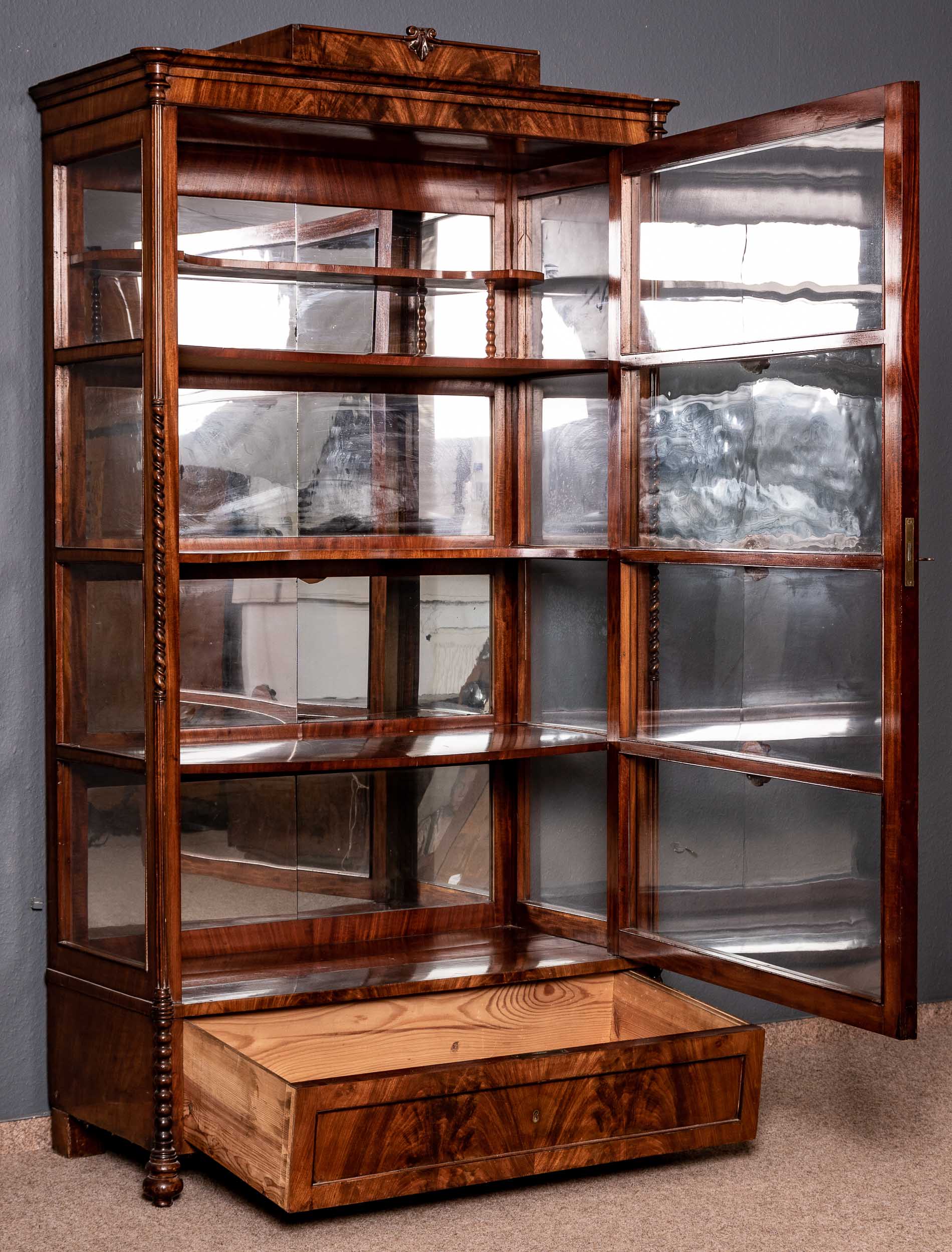 Elegante 3seitig verglaste Vitrine, Historismus um 1860/80, Mahagoni massiv und furniert, sehr schö - Bild 11 aus 12