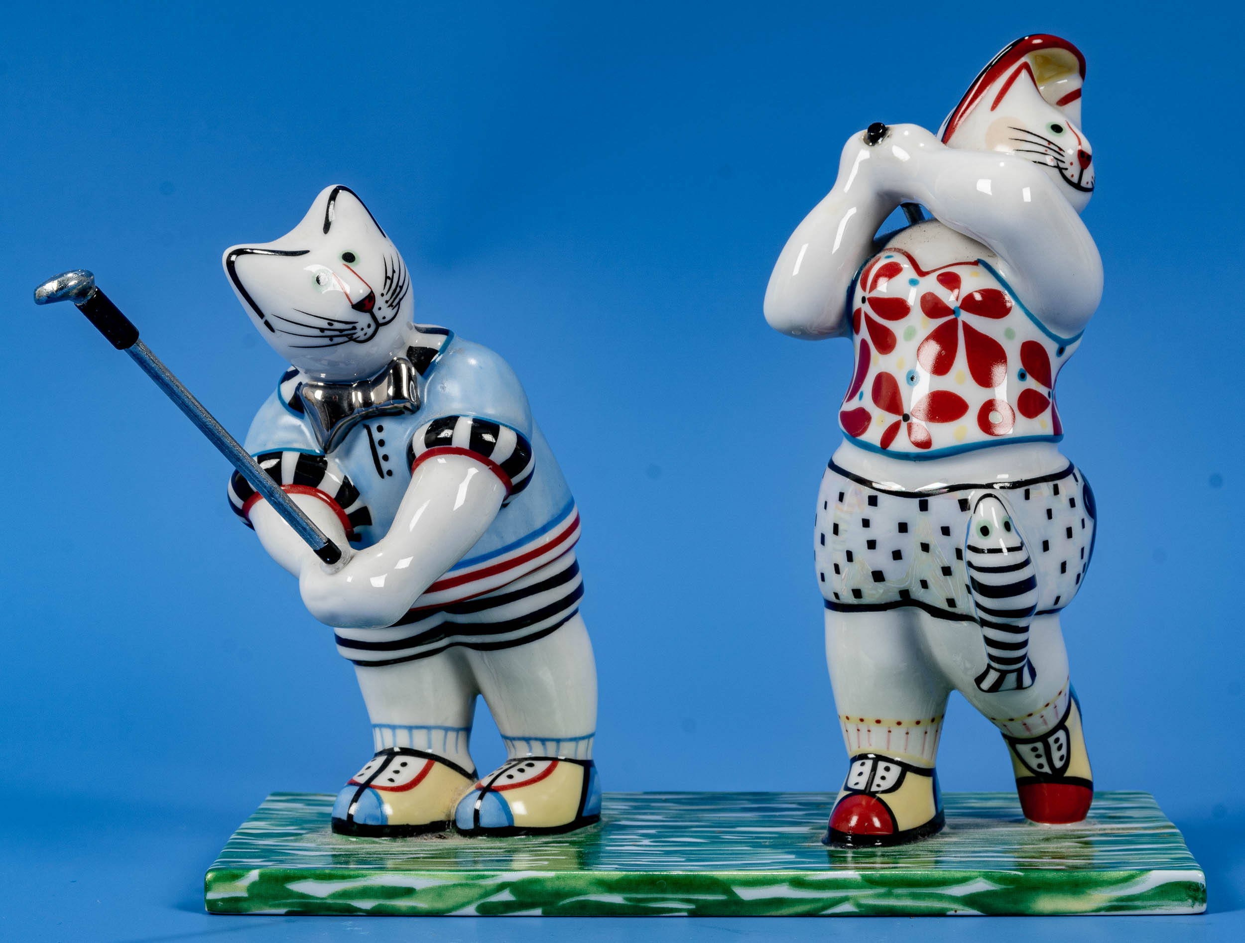 "Golfendes Katzenpaar", Villeroy & Boch, Mettlach, 20./21. Jhdt., polychrom staffiertes Weißporzell - Bild 2 aus 6