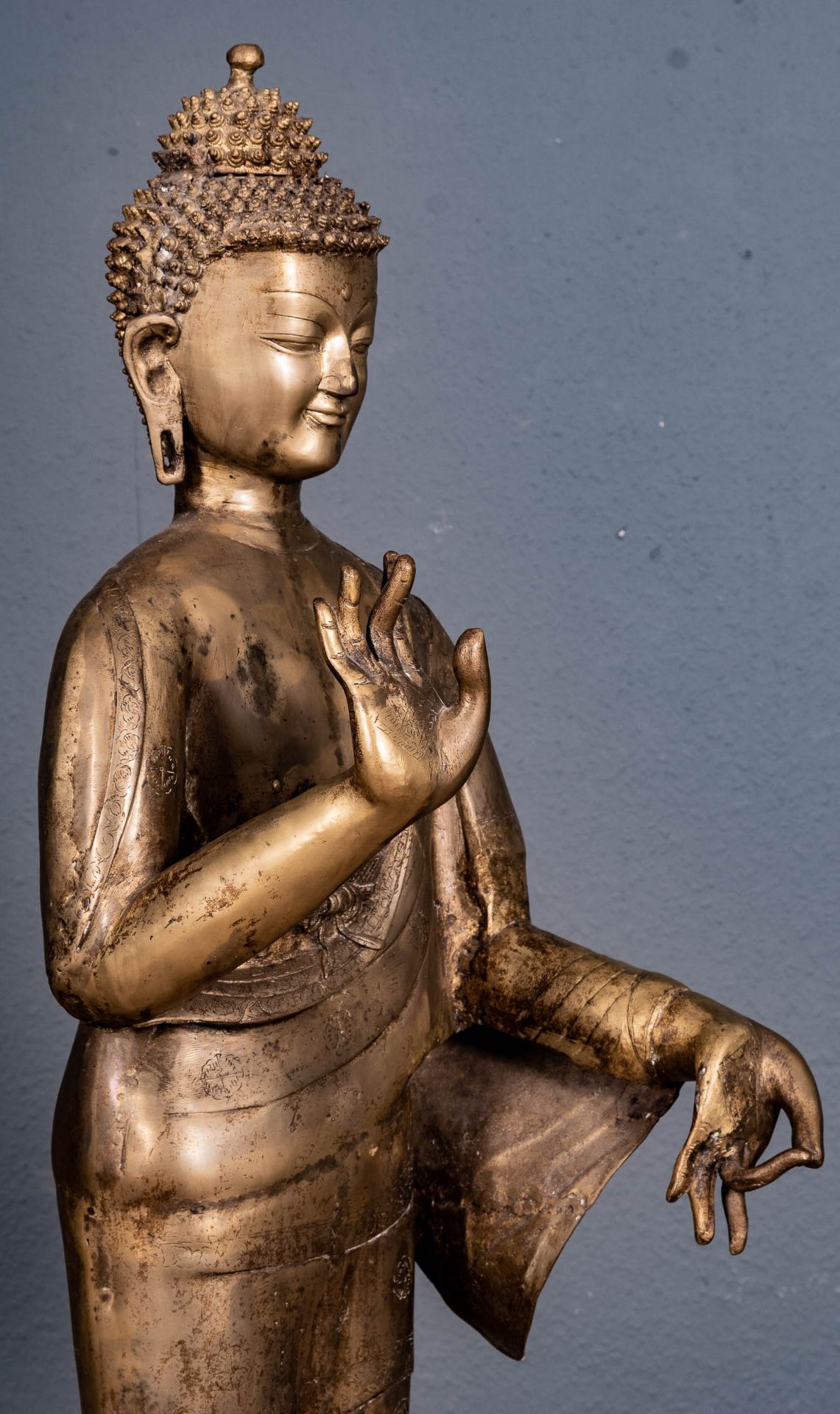 Großer, auf einem Lotussockel stehender Buddha. Ostasiatischer Raum, 2. Hälfte 20. Jhdt., mehrteili - Bild 2 aus 14