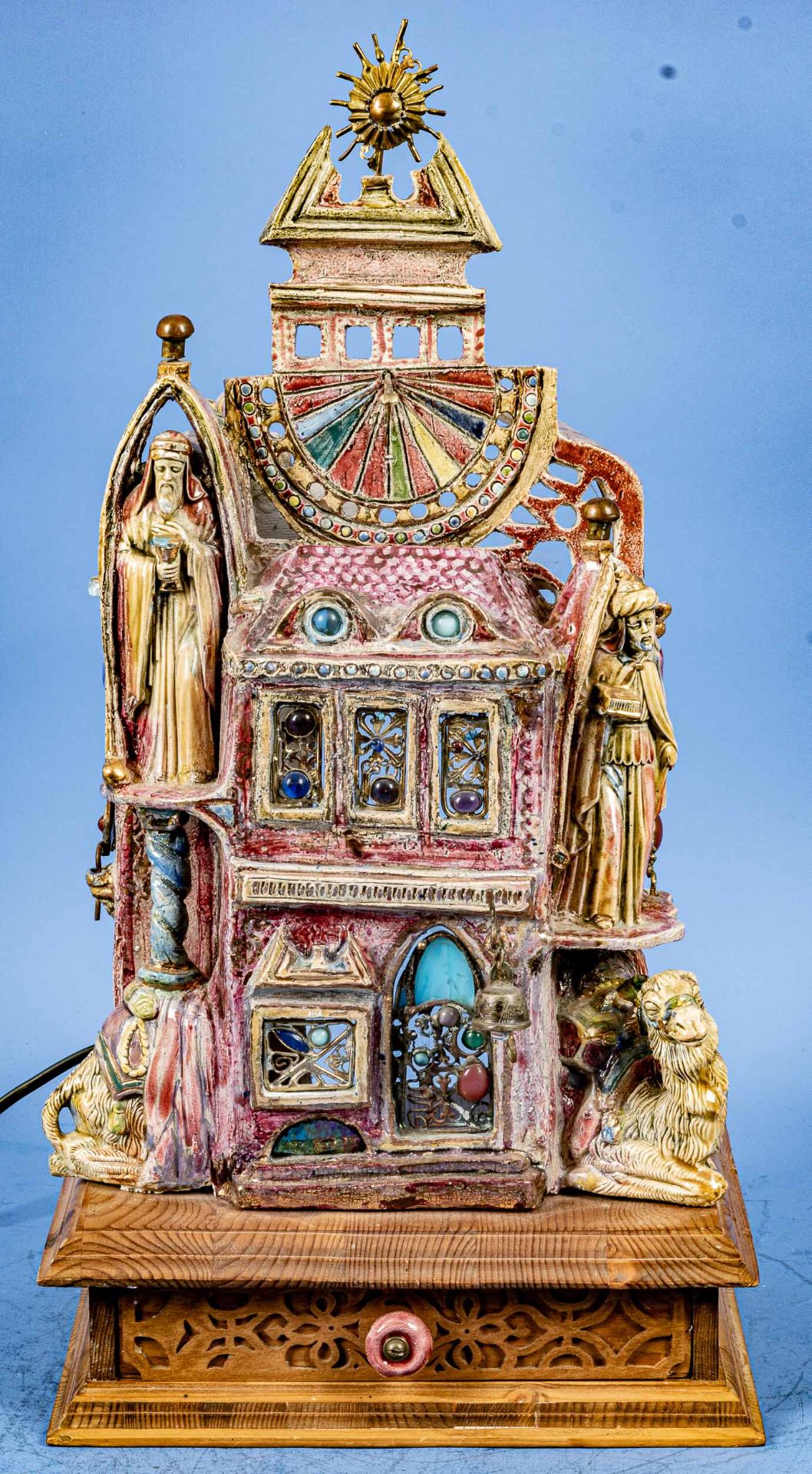 "Kathedrale" - skurrile Lichtskulptur, Keramik, mit versch. Materialien kunstvoll gestaltetes, hohl