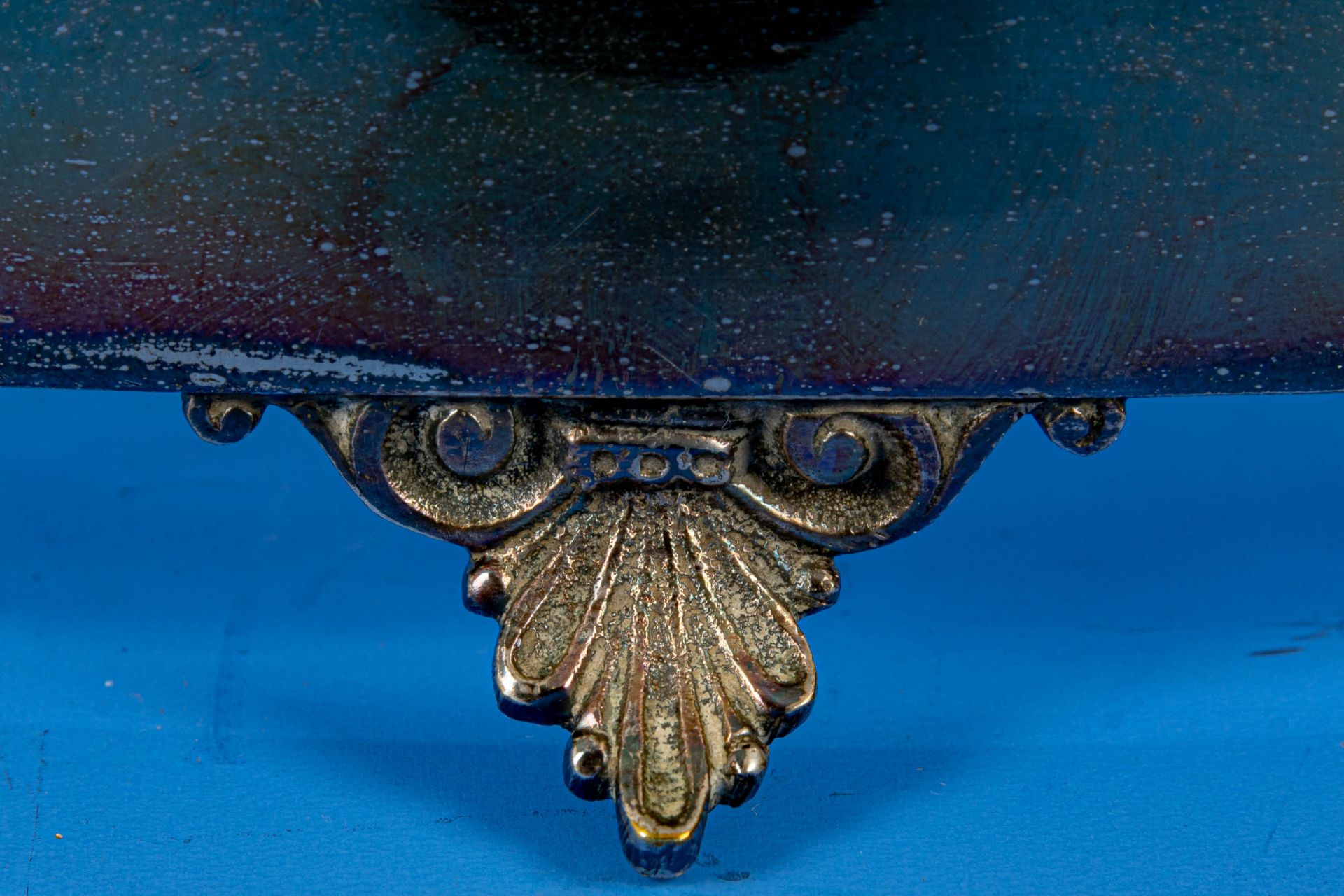 Ovale Jardiniere, versilberte Metallfassung mit orig. Glaseinsatz. Floral geschliffene Abschlussbor - Image 6 of 7