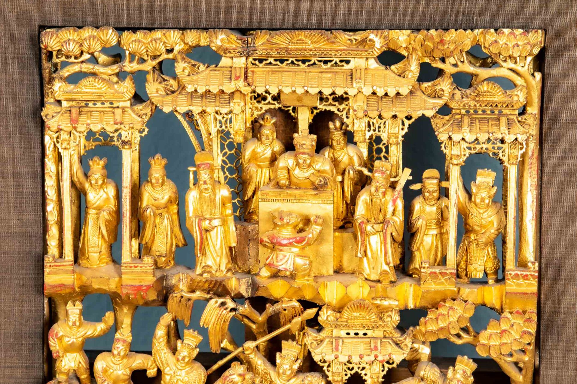 Dekorative asiatische Schnitzarbeit, hochwertig gerahmt, aufwändiger Golddekor, ostasiatischer Raum - Bild 3 aus 7