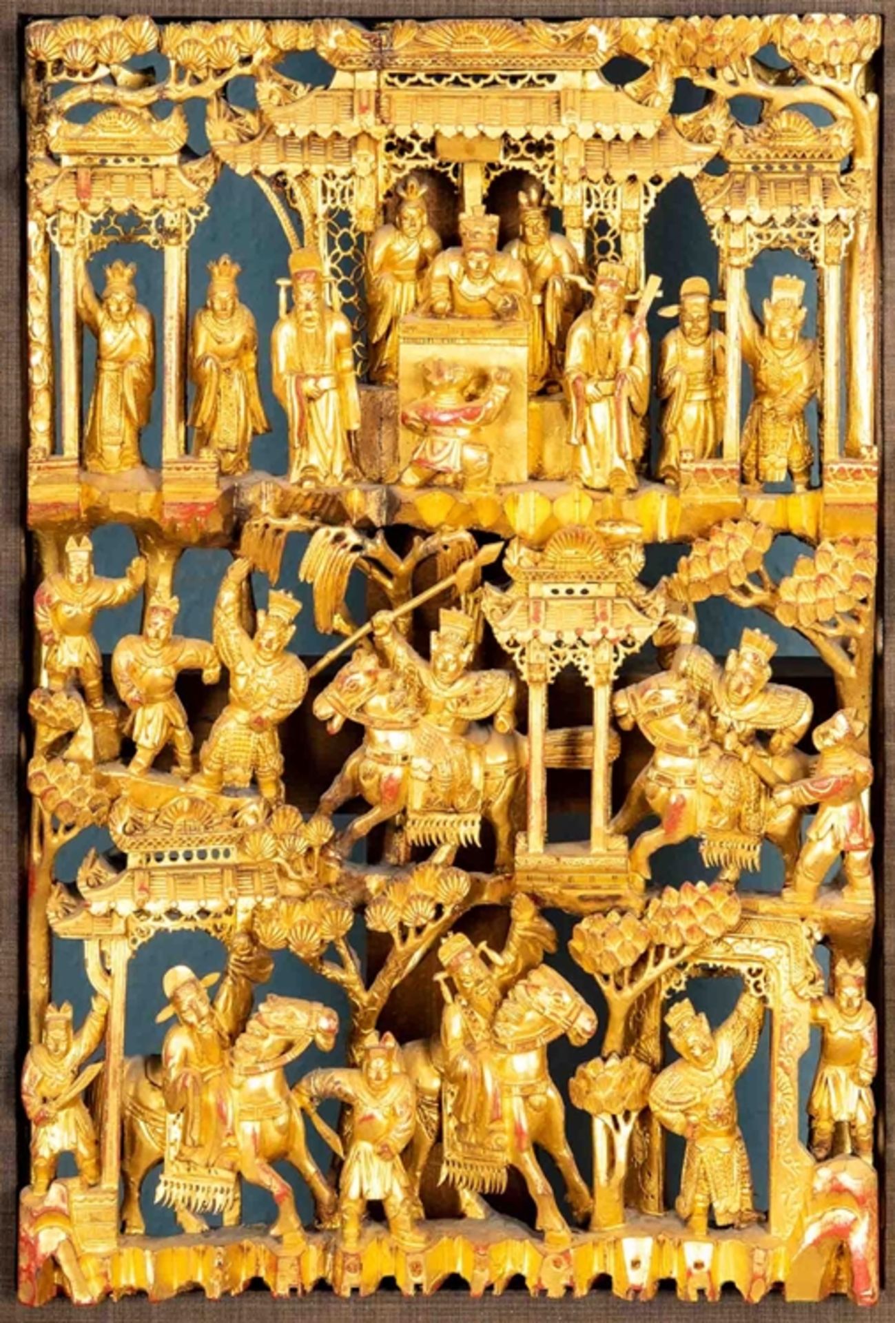Dekorative asiatische Schnitzarbeit, hochwertig gerahmt, aufwändiger Golddekor, ostasiatischer Raum - Bild 2 aus 7