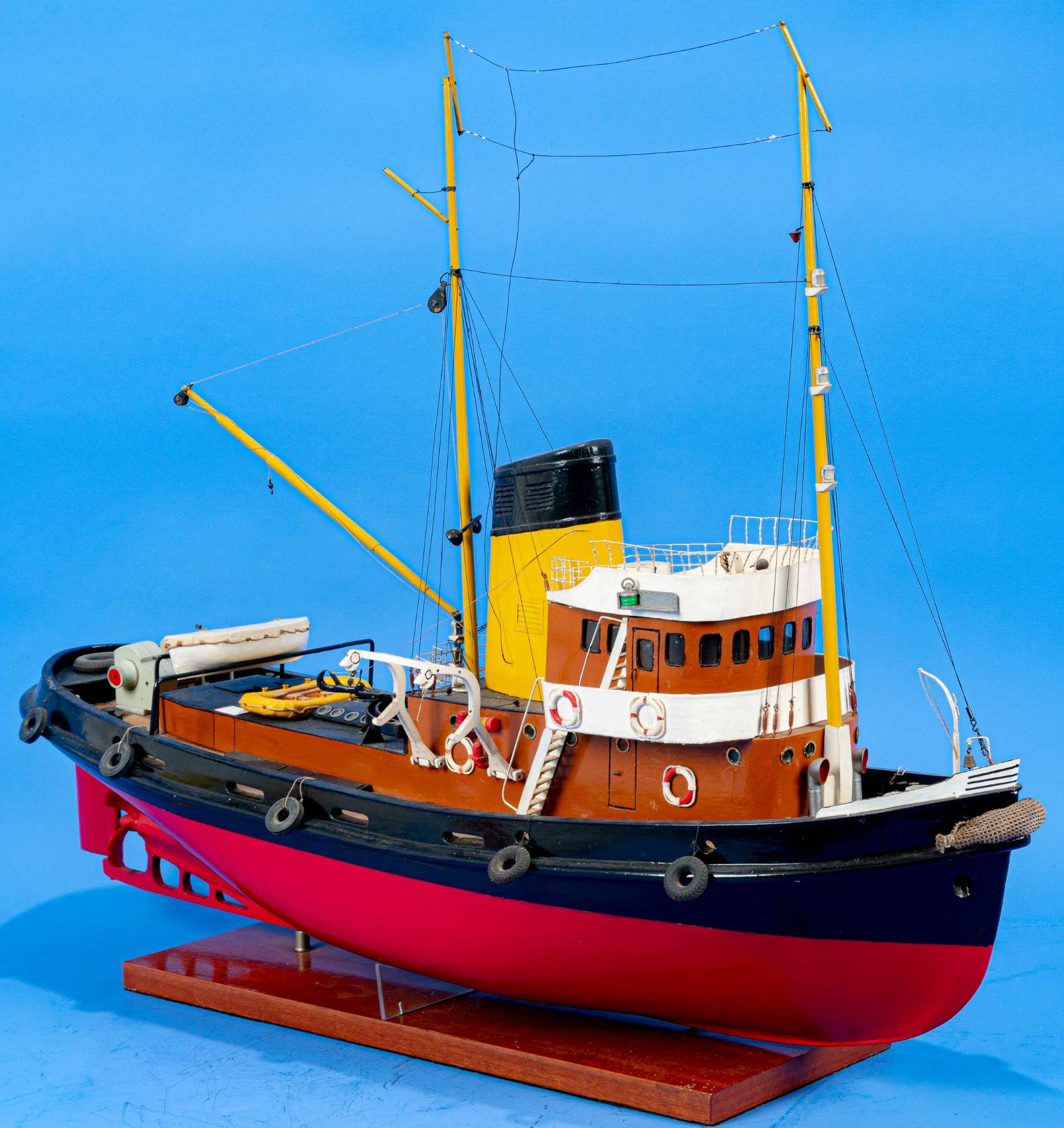 Modell eines Hafenschleppers, Eigenbau auf passend angefertigtem Stand;  Befestigung des Beibootes  - Bild 5 aus 14