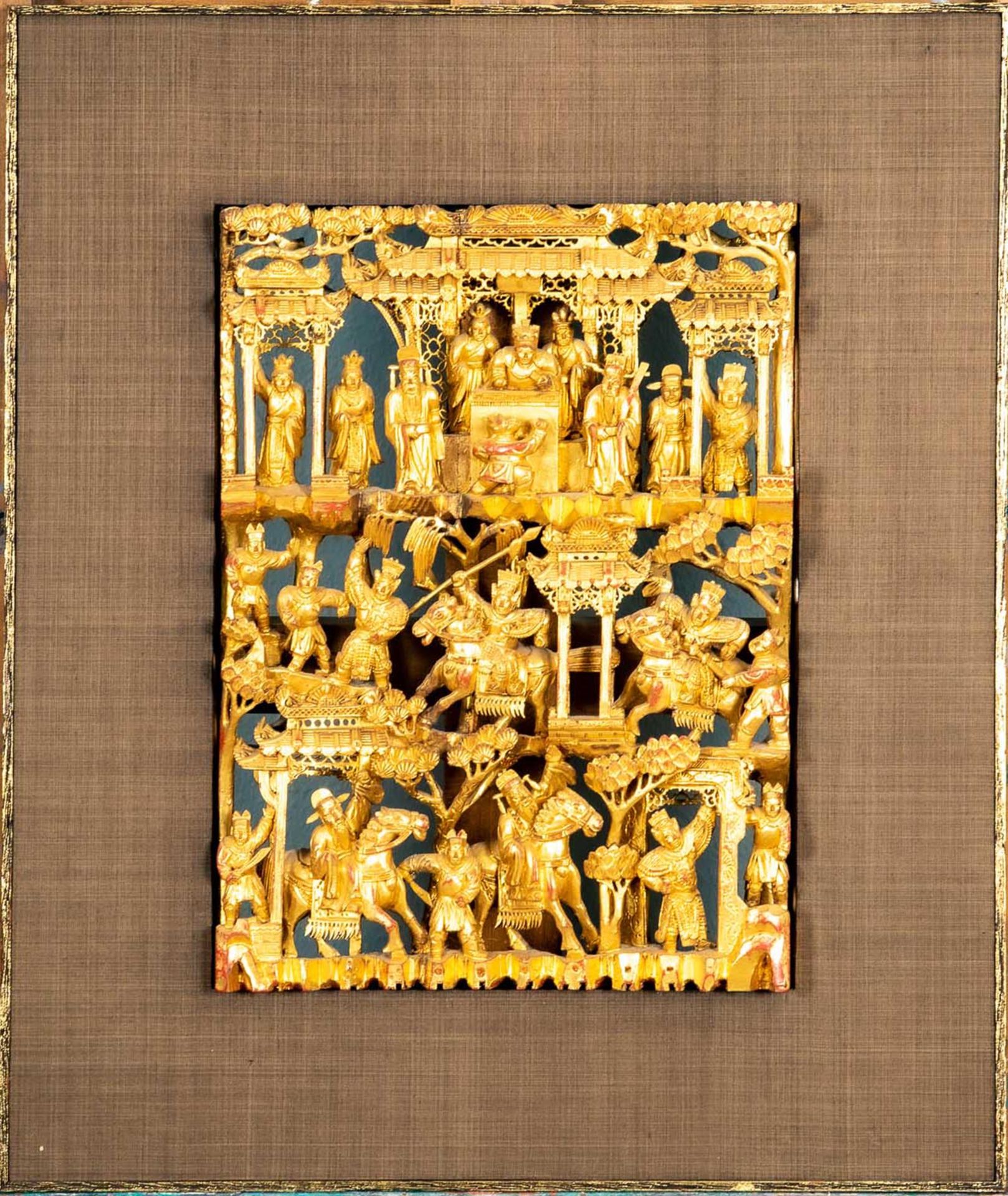 Dekorative asiatische Schnitzarbeit, hochwertig gerahmt, aufwändiger Golddekor, ostasiatischer Raum