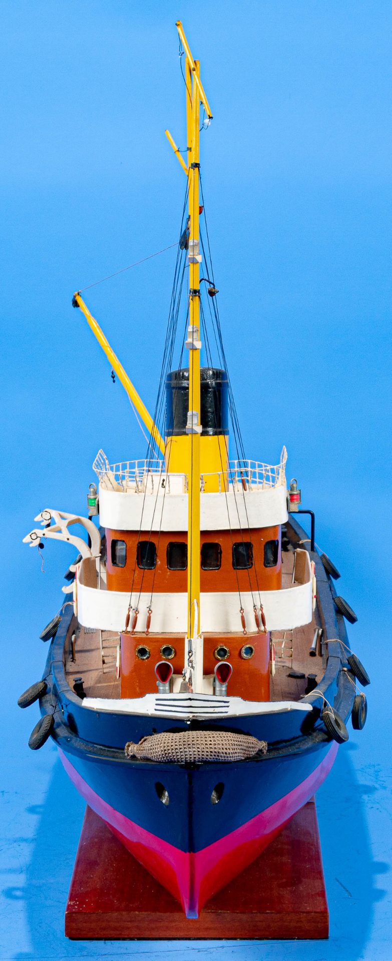 Modell eines Hafenschleppers, Eigenbau auf passend angefertigtem Stand;  Befestigung des Beibootes  - Bild 2 aus 14