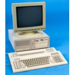 Vintage-Computer: Commodore PC 20 - III, bestehend aus: Monitor, Computer mit Disketten-Laufwerk so