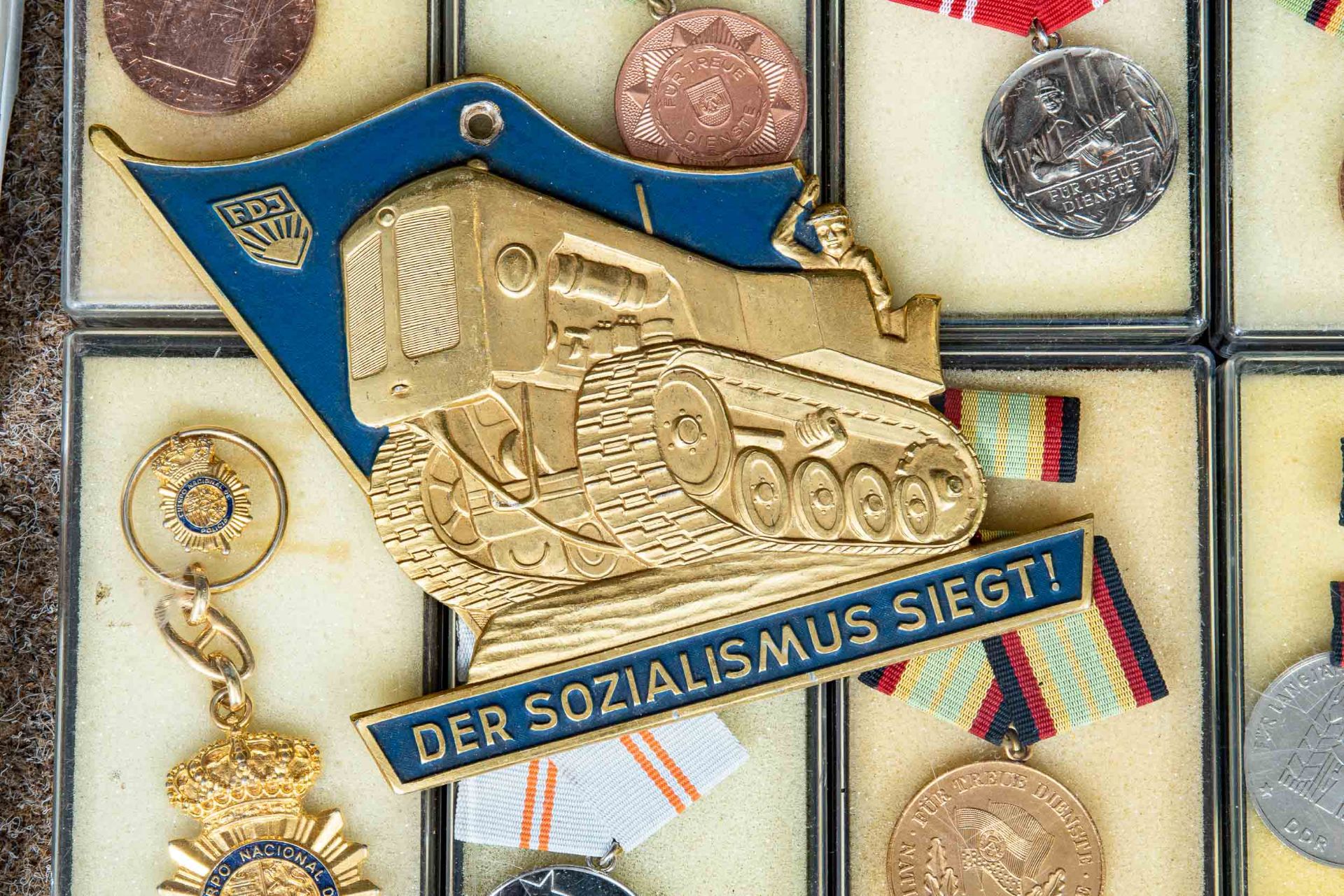 Ca. 1500 Stück "Orden, Abzeichen, Pins, Uniformteile und Auszeichnungen" aus versch. Staaten und po - Image 7 of 11
