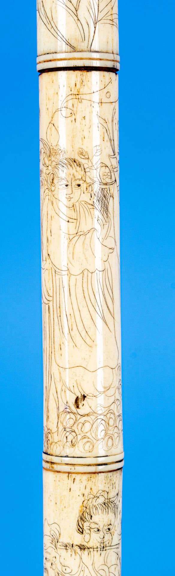 Antike Tabakspfeife/Opiumpfeife, aufwändig gravierter Knochenkorpus in Bambusoptik, versilberter Zi - Bild 9 aus 17