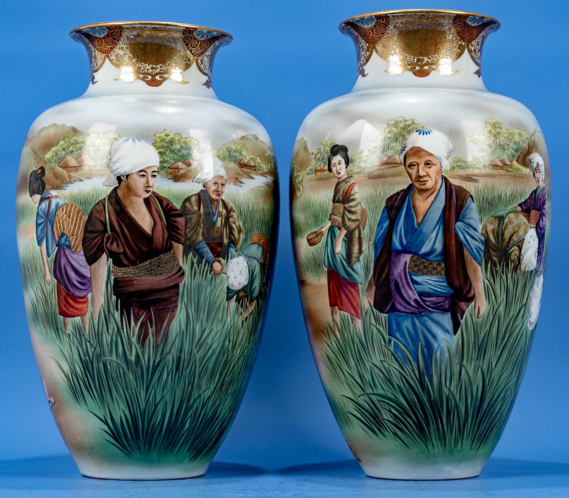 Paar großer, bauchiger, dekorativer Vasen, aufwändig von Hand polychrom bemaltes Weißporzellan. Jap