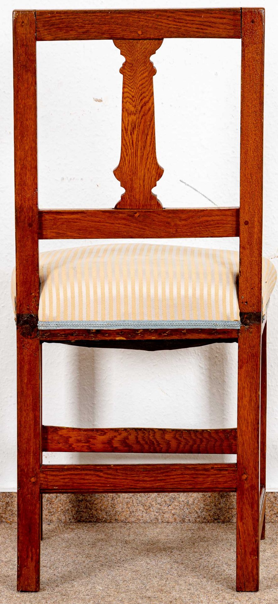 Antiker Stuhl, Spätklassizismus um 1800/20, Eiche massiv, sichtbare Holzdübel; ältere Restauration, - Image 4 of 4