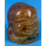 Briefbeschwerer bzw. Stempelrohling, grün-bräunliche Jade als "Lachender Buddha"-Kopf gearbeitet, o