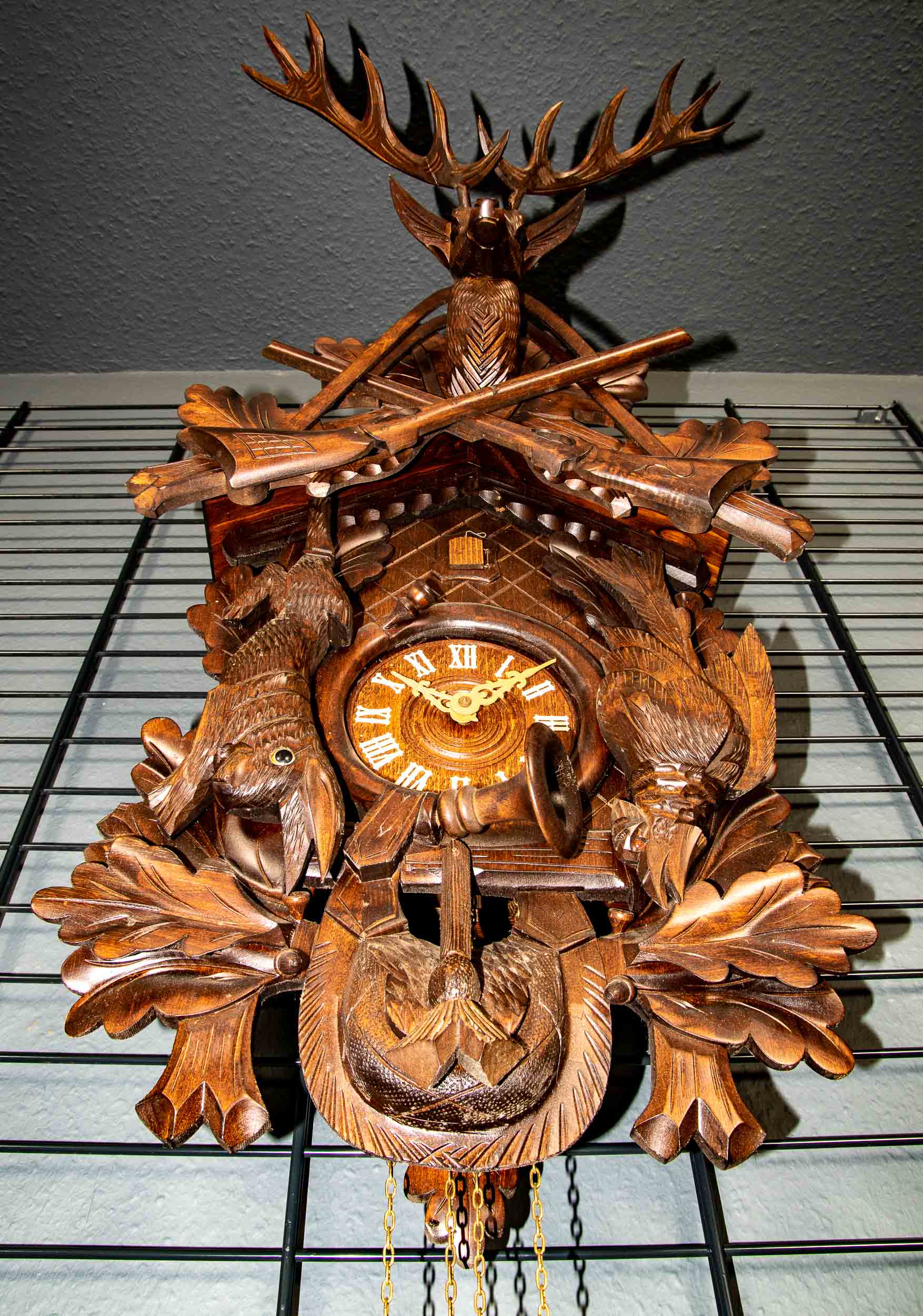 Imposante "Kuckucks"-Uhr, 2. Hälfte 20. Jhdt., aufwändig beschnitztes, nussbaumfarbiges Holzgehäuse - Image 12 of 15