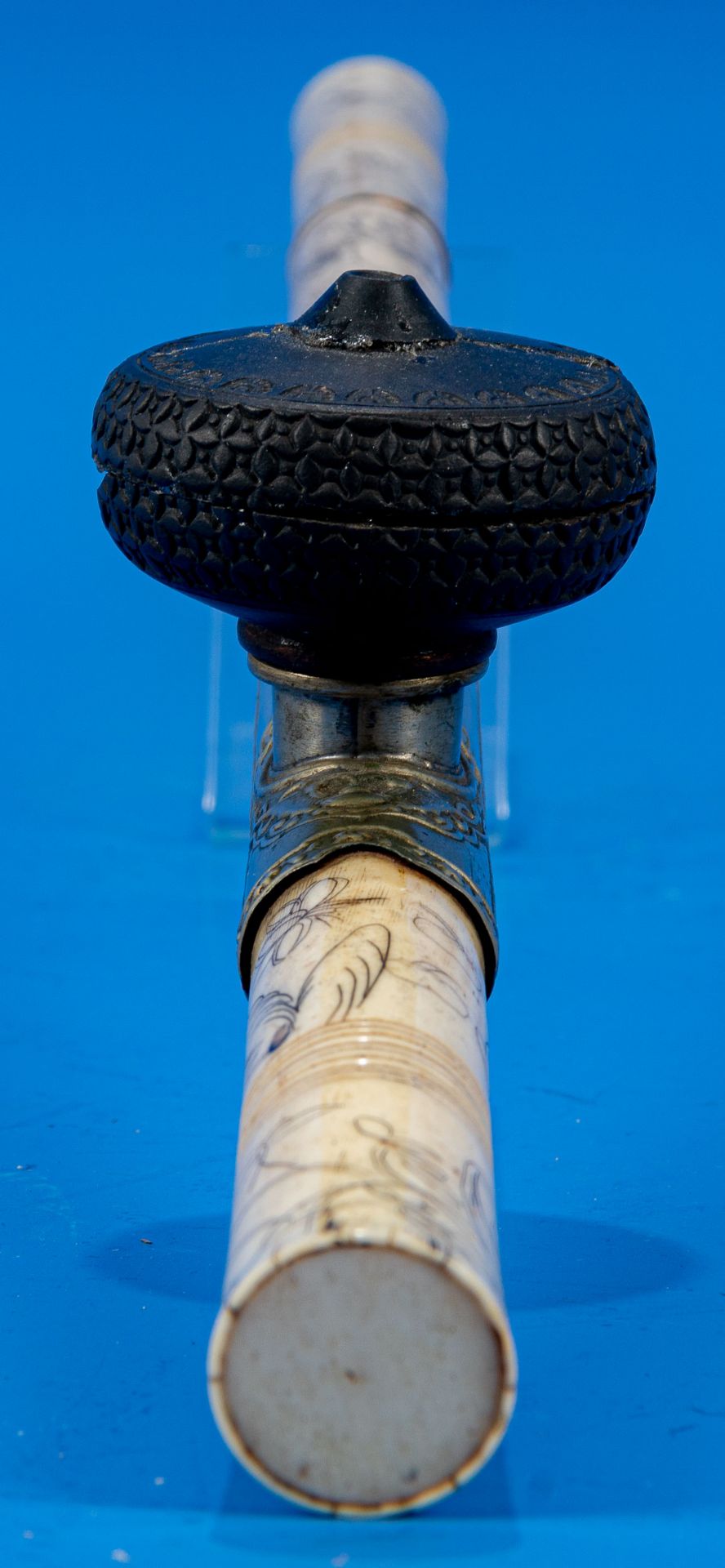 Antike Tabakspfeife/Opiumpfeife, aufwändig gravierter Knochenkorpus in Bambusoptik, versilberter Zi - Bild 6 aus 17