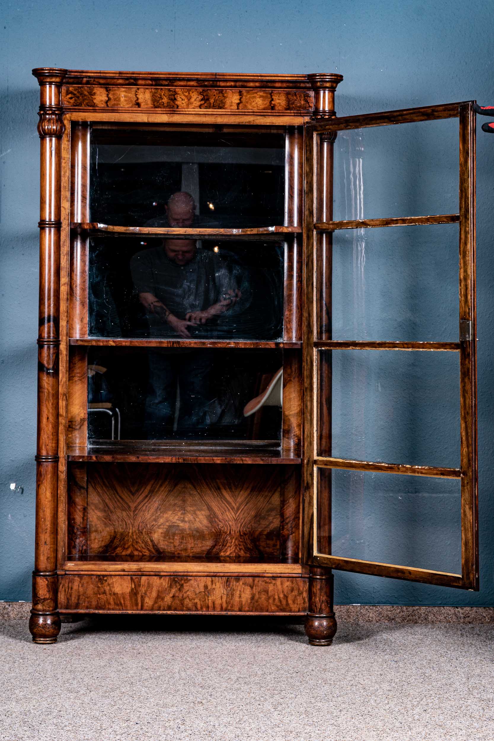 Seltene, eintürige, dreiseitig verglaste Mainzer Vitrine mit verspiegelter Rückwand, des Mainzer Mö - Bild 3 aus 18