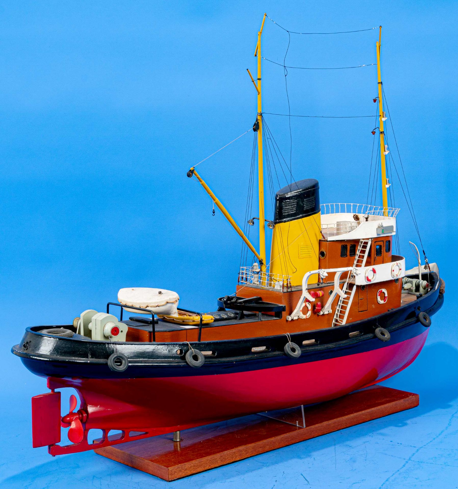 Modell eines Hafenschleppers, Eigenbau auf passend angefertigtem Stand;  Befestigung des Beibootes  - Bild 14 aus 14