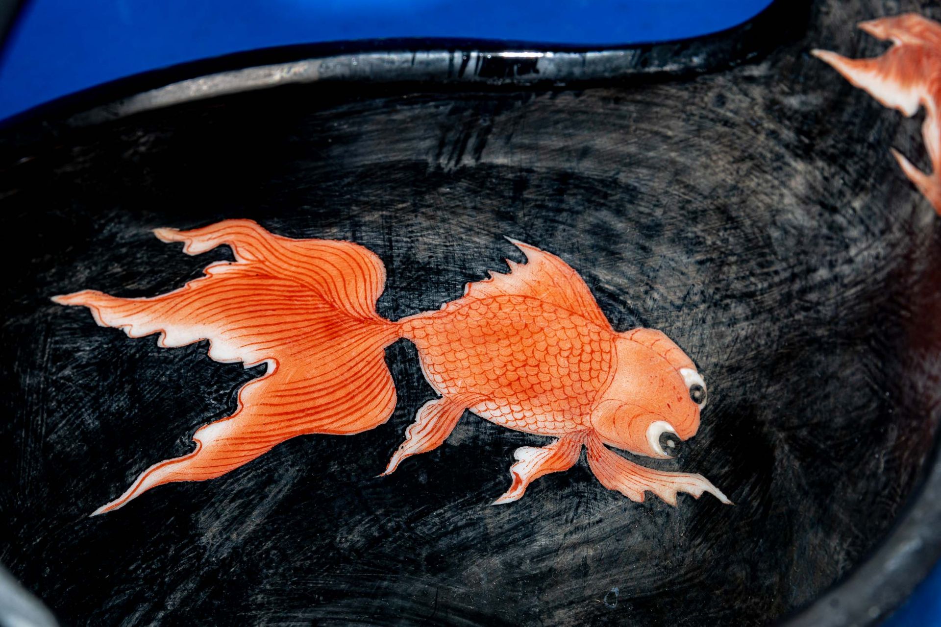 Seltener "Goldfisch" Eimer. Weißporzellan innen und außen mit insgesamt 19 roten Goldfischen auf sc - Bild 9 aus 13