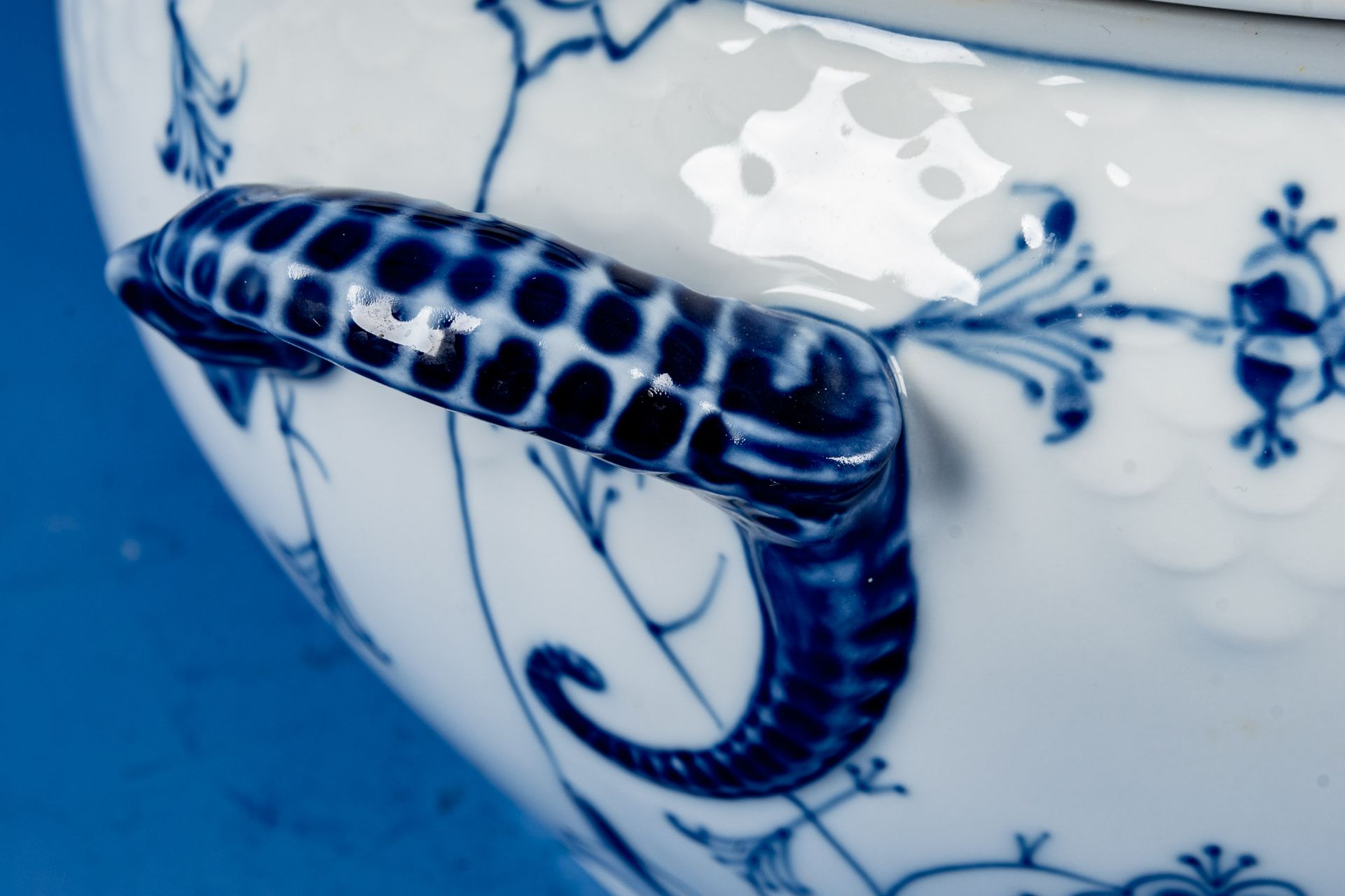 Große, runde Deckelterrine, Bing & Gröndahl "Mussel Malet". Die Griffe in Form plastischer Seepferd - Image 4 of 10