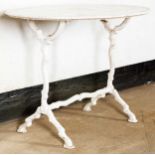 Seltener ovaler Gartentisch, Eisen, weiß lackiert, mehrteiliges, astförmiges Tischgestell. Mit fest