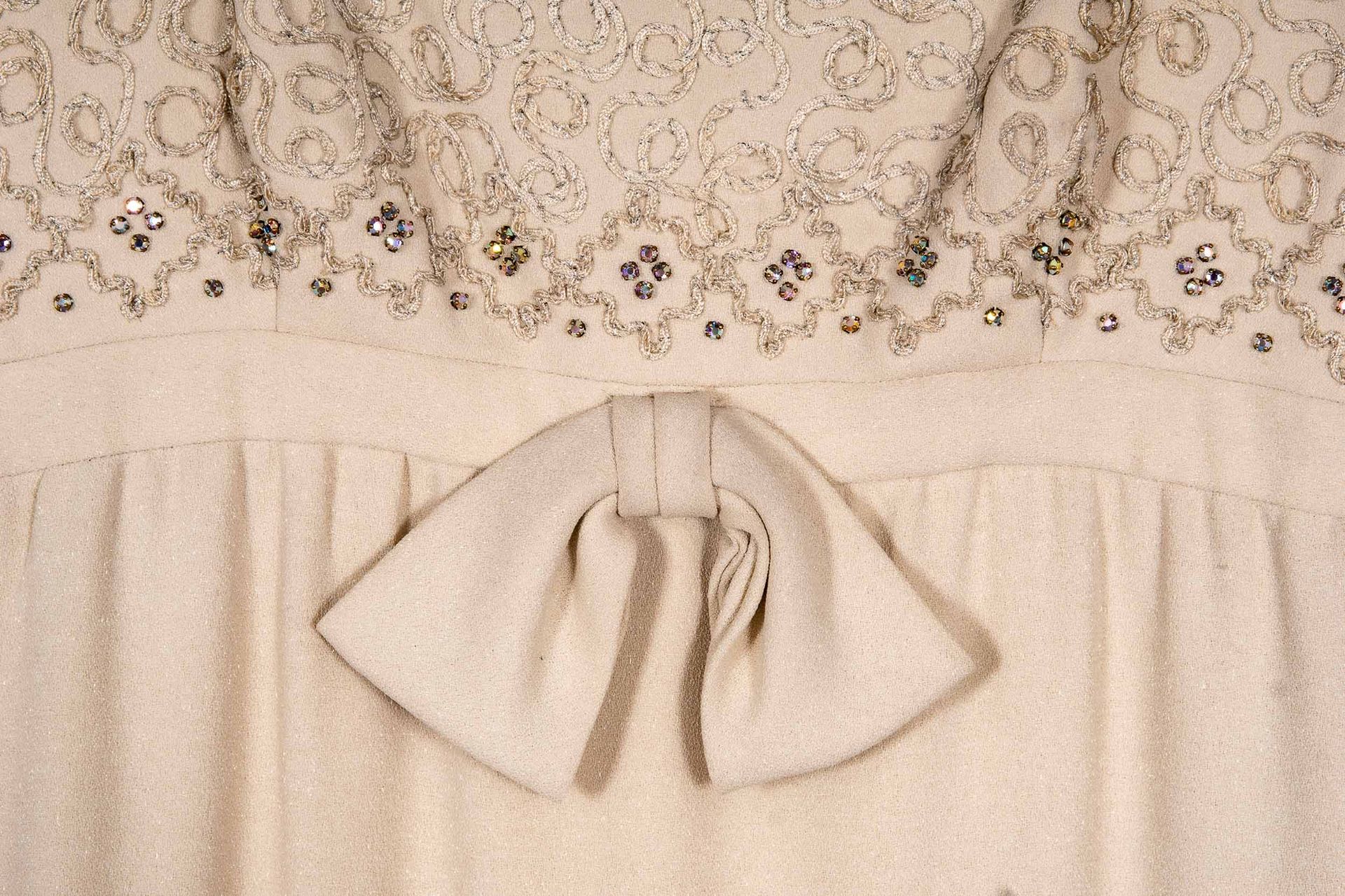 Schmales Abendkleid, ärmellos, mit tiefem Ausschnitt in beige, schwerem Jersey-Stoff mit Lurexfäden - Image 3 of 4