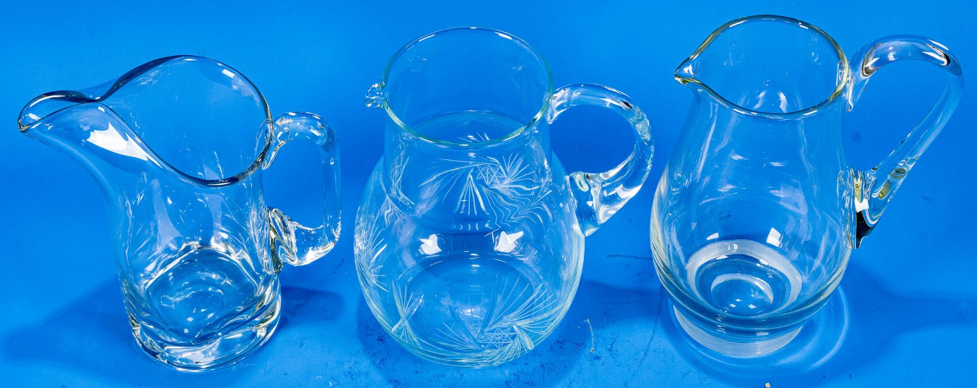 3teiliges Konvolut versch. Saftkrüge/Wasserkrüge. Farblose Glaskörper mit seitlichem Griff, teilwei - Image 3 of 9