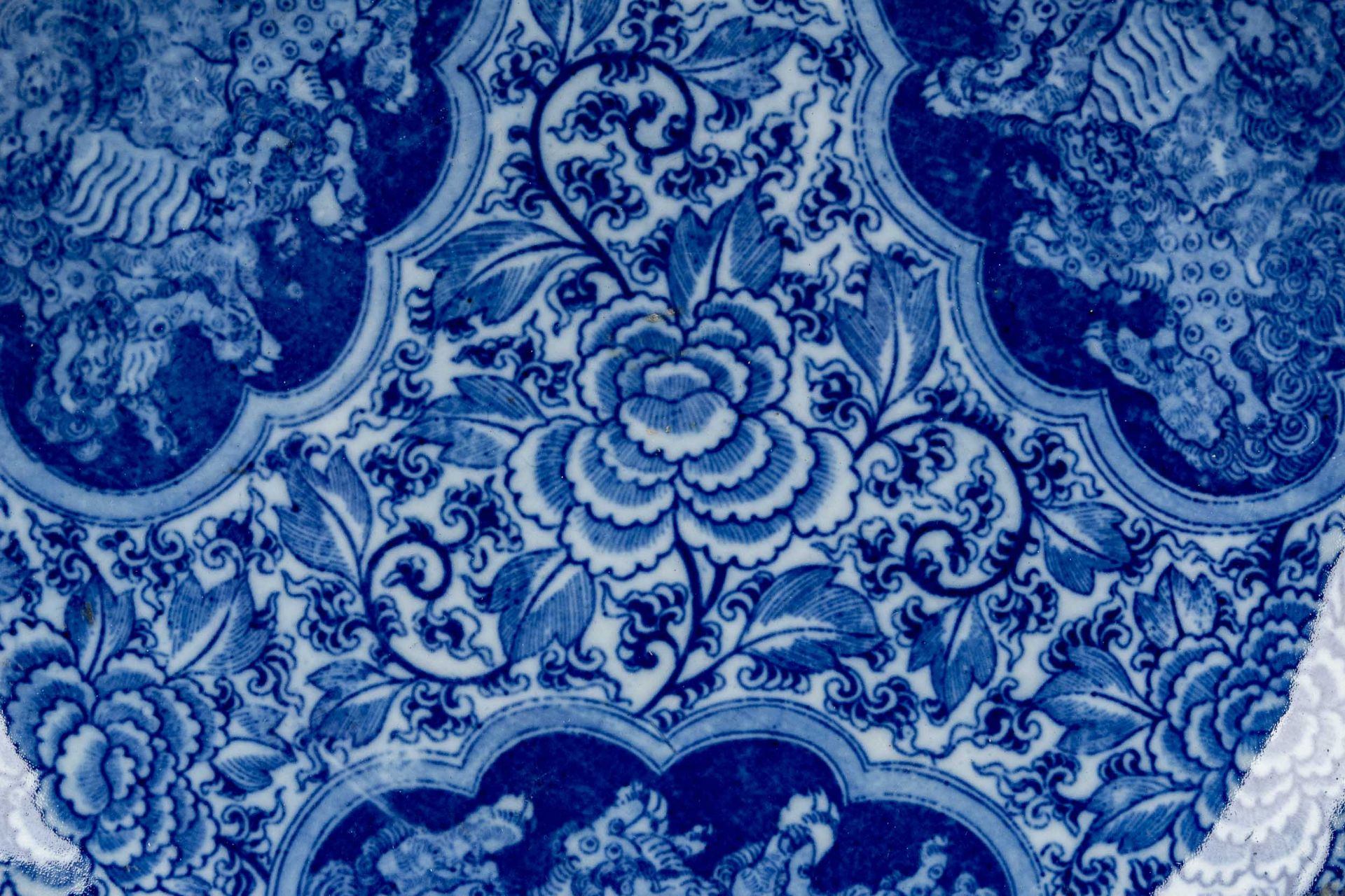 Großer runder Schauteller, China 20. Jhdt., Blaudekore, bodenseitig Vier-Zeichen-Marke in Blau; unb - Bild 2 aus 4