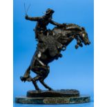 "Wooly Chaps", bräunlich patinierte Bronze eines Cowboys auf einem sich aufbäumenden, zum Sprung an
