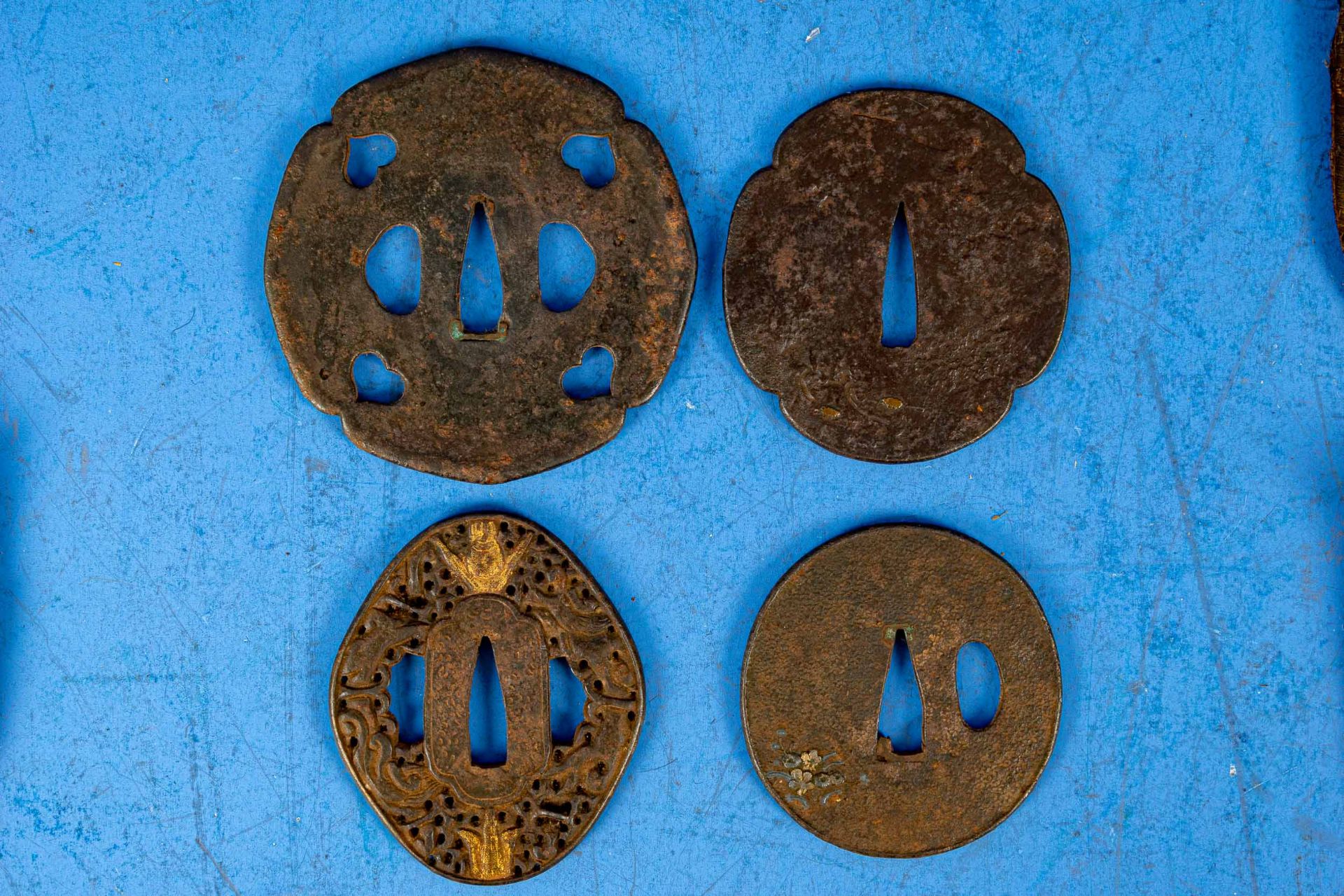 4teilige Sammlung versch. japanischer Eisen-Tsuba, wohl Edo-Zeit (1603 - 1868), Stichblätter eines  - Bild 6 aus 6