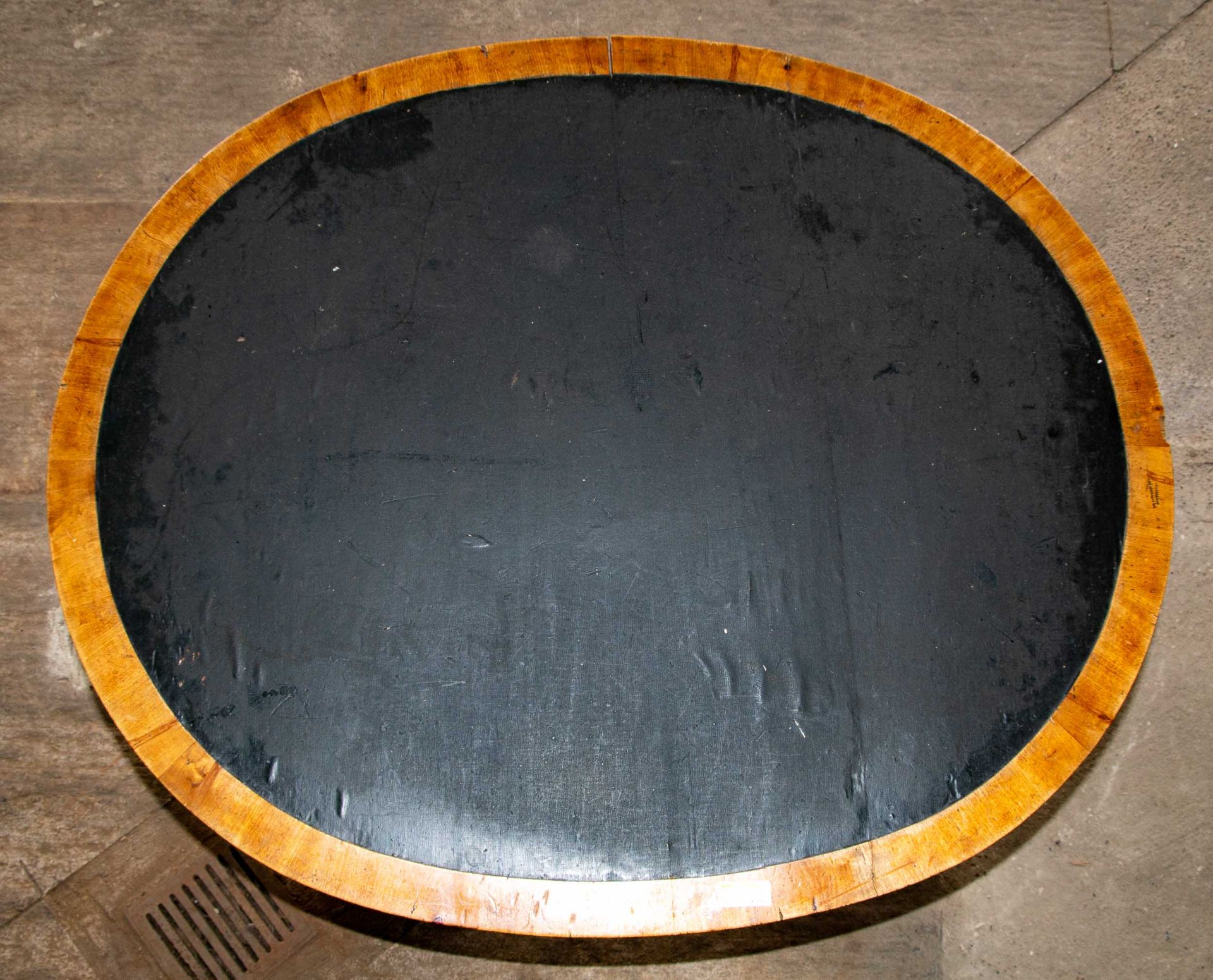 Antiker ovaler Salontisch, wohl Ahorn oder Pappel massiv und auf Nadelholzkorpus furniert, die Tisc - Image 7 of 7