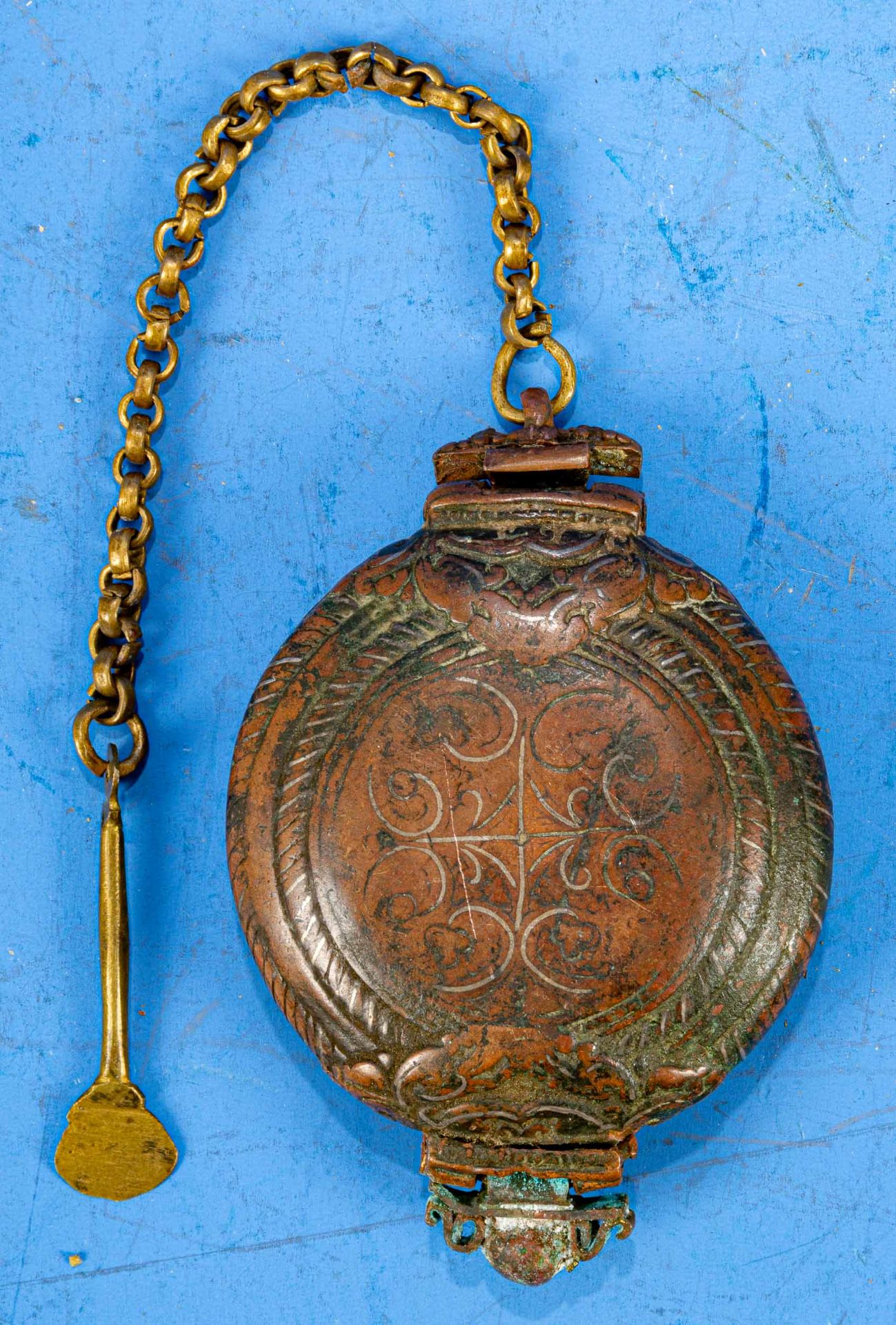 Antikes Etui/ Deckeldose, Kupfer oder Bronze, scharniertes Deckelgefäß mit Löffelchen als Dosenöffn - Bild 2 aus 4