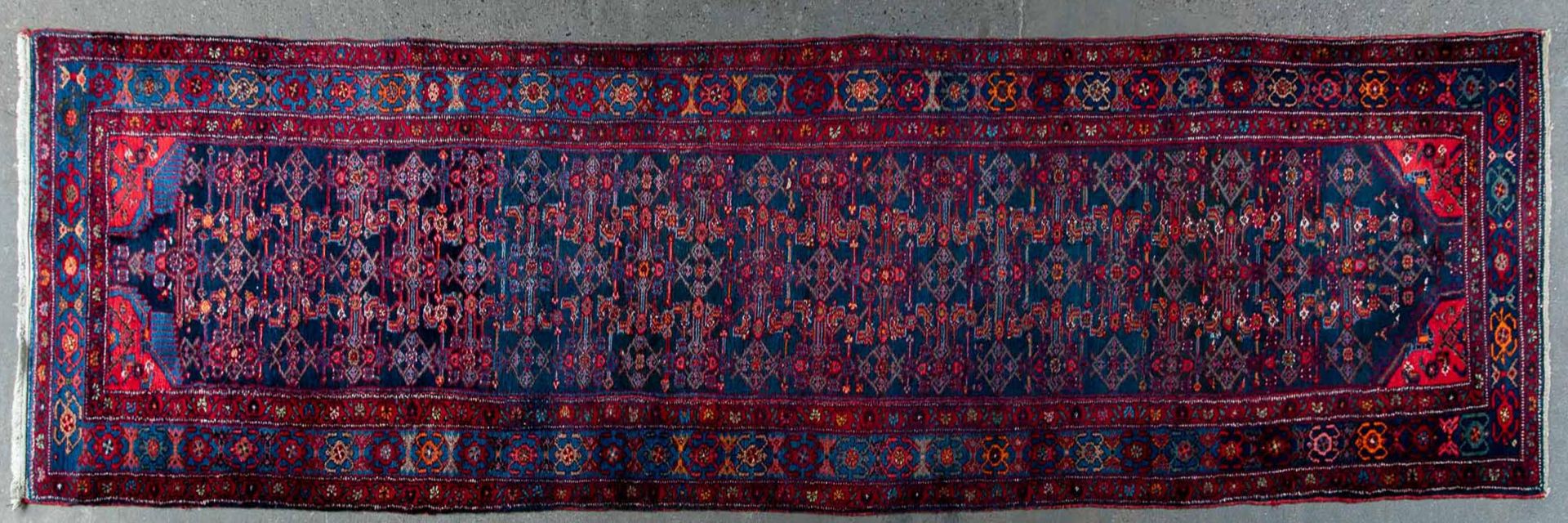 Ältere iranische Teppichgalerie, ca. 114 x 478, durchgemusterter, indigoblauer Fond, breite rötlich