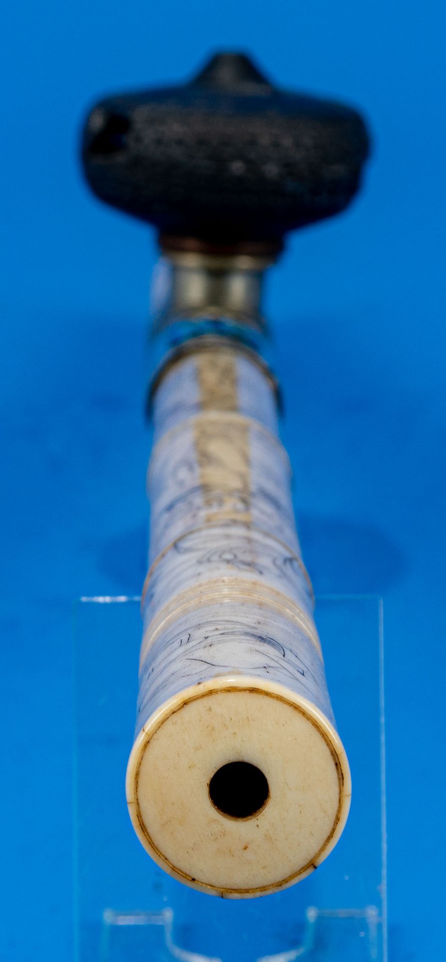 Antike Tabakspfeife/Opiumpfeife, aufwändig gravierter Knochenkorpus in Bambusoptik, versilberter Zi - Bild 7 aus 17
