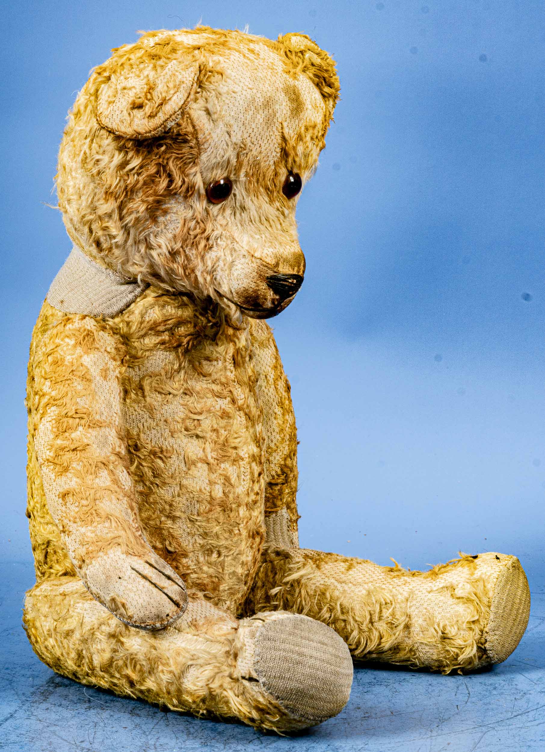 Antiker, (ursprünglich) gelber Mohair-Teddy der wohl 1920/30er Jahre, Kopf und Gliedmaßen beweglich - Bild 2 aus 6