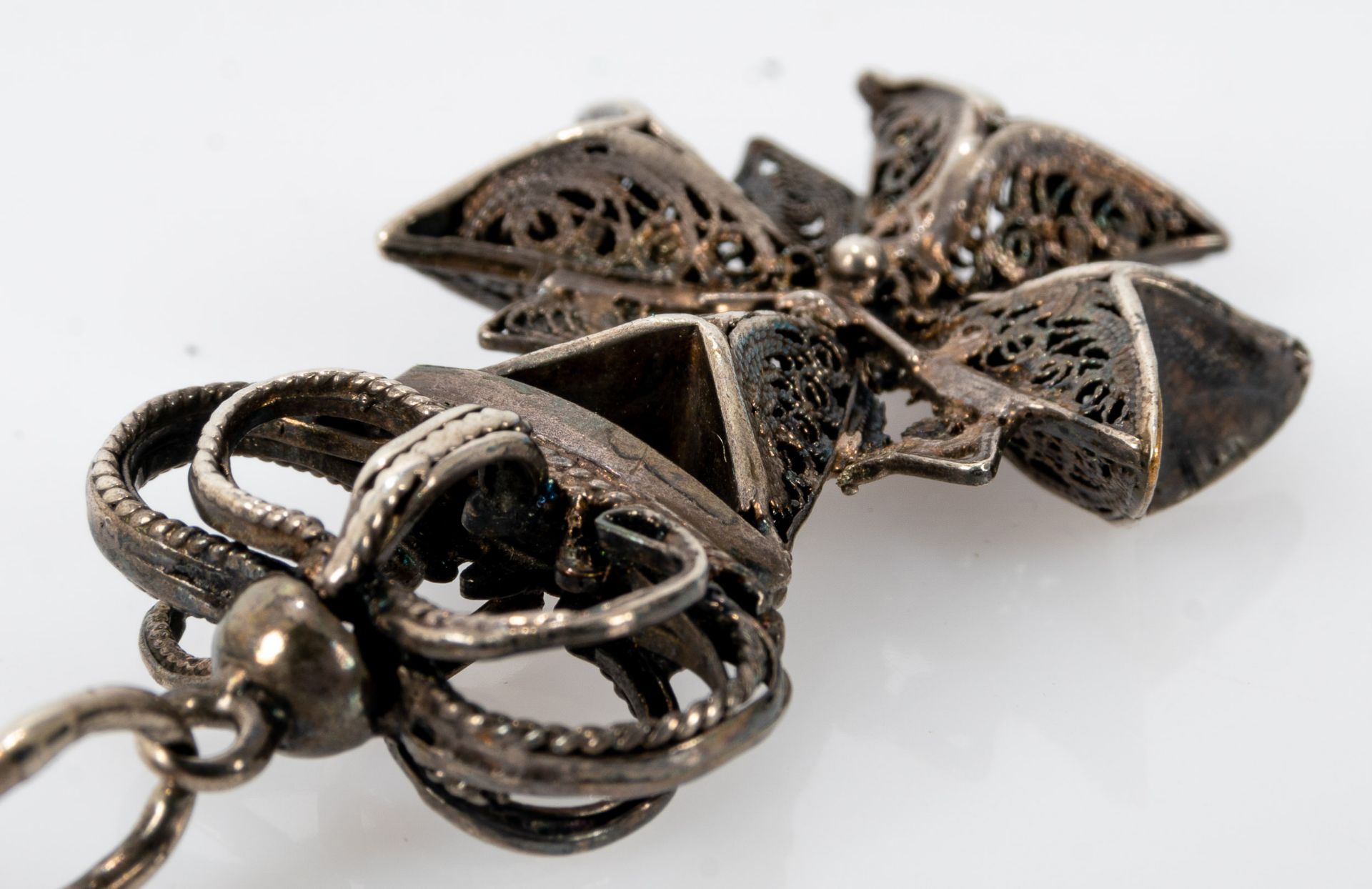 Antike Gliederhalskette mit kreuzförmigem Anhänger unter Krone; ungepunztes Metall in Silberoptik,  - Bild 6 aus 6