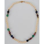 Edle Halskette aus einzeln geknoteten Perlen und Halbedelsteinen und vergoldeten(?) "Steinchen" bes