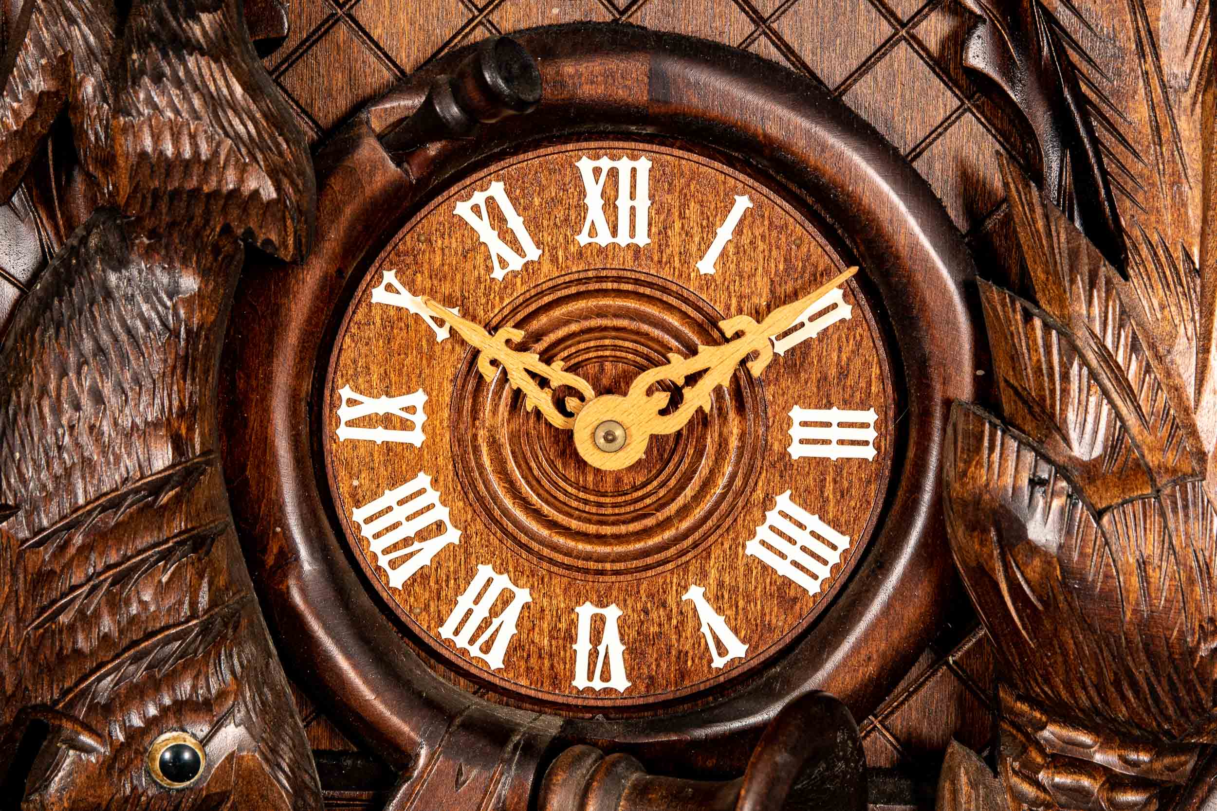 Imposante "Kuckucks"-Uhr, 2. Hälfte 20. Jhdt., aufwändig beschnitztes, nussbaumfarbiges Holzgehäuse - Image 3 of 15
