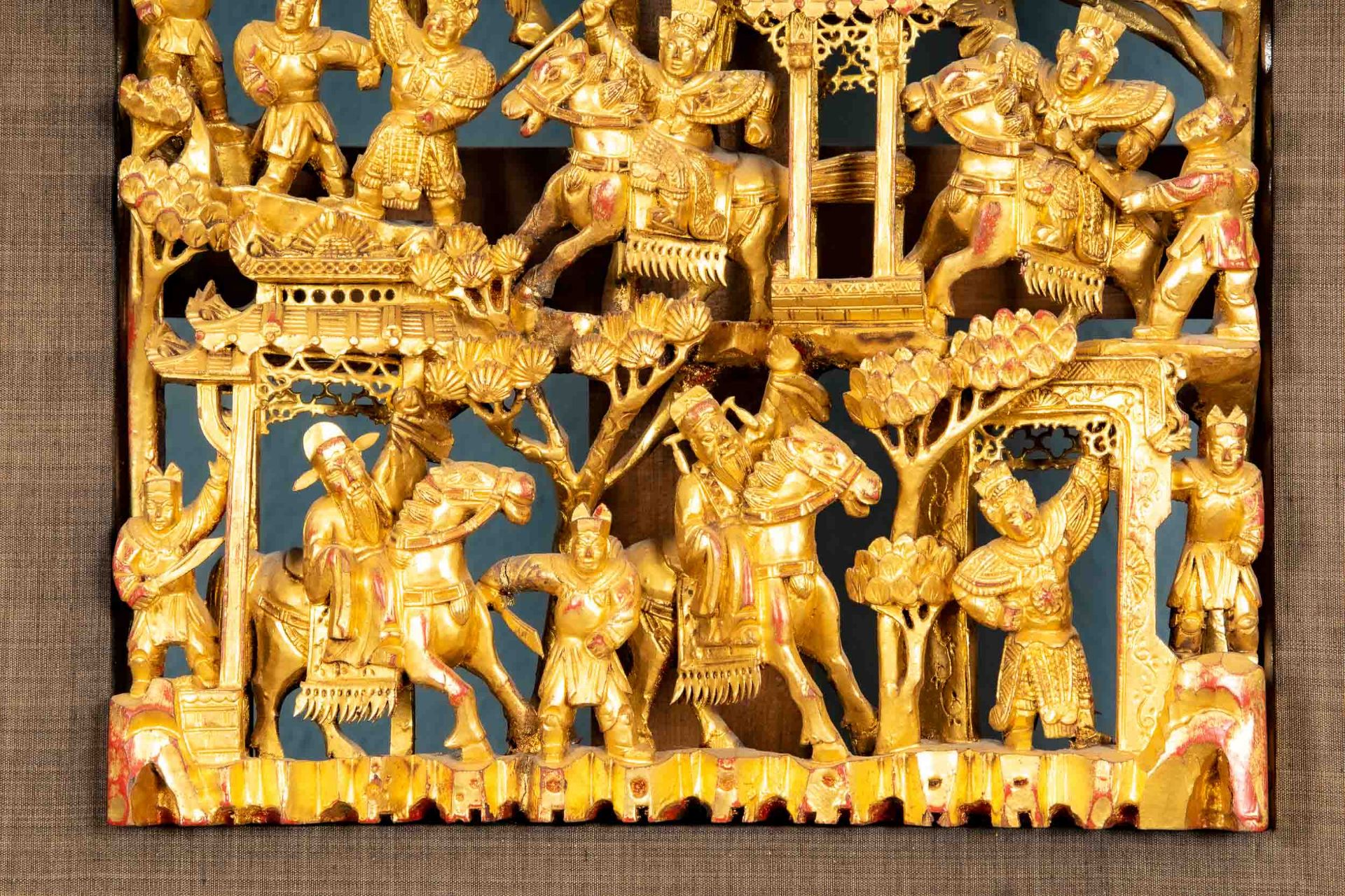 Dekorative asiatische Schnitzarbeit, hochwertig gerahmt, aufwändiger Golddekor, ostasiatischer Raum - Bild 5 aus 7