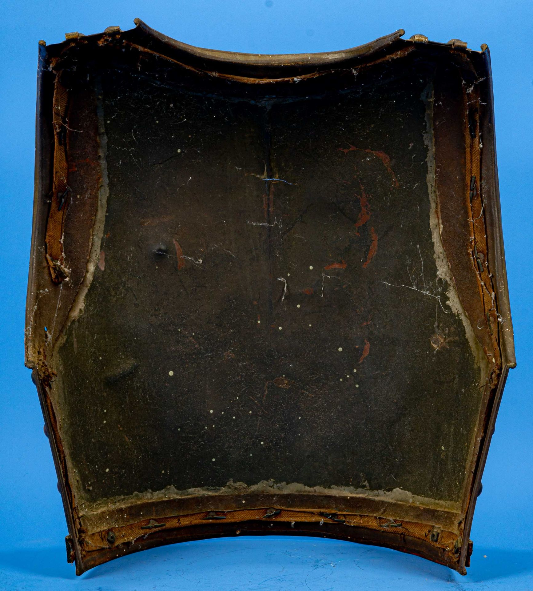 Dekorativer Brustpanzer, Historismus um 1900/20, Kupfer und Messingblech, ca. 40 x 37 cm, Alters- u - Image 7 of 7