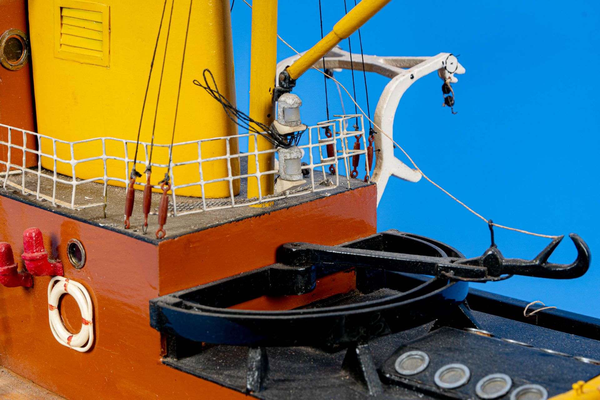Modell eines Hafenschleppers, Eigenbau auf passend angefertigtem Stand;  Befestigung des Beibootes  - Bild 12 aus 14