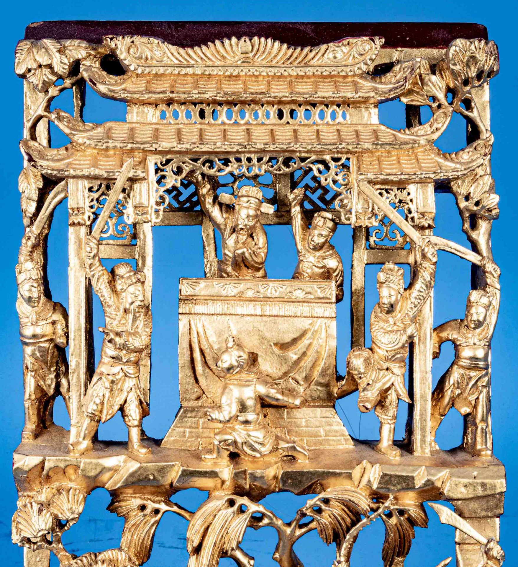 Prachtvoll beschnitztes, plastisch gearbeitetes Wandrelief, u. a. aus Holz, Rotlack mit teilweiser  - Bild 2 aus 5