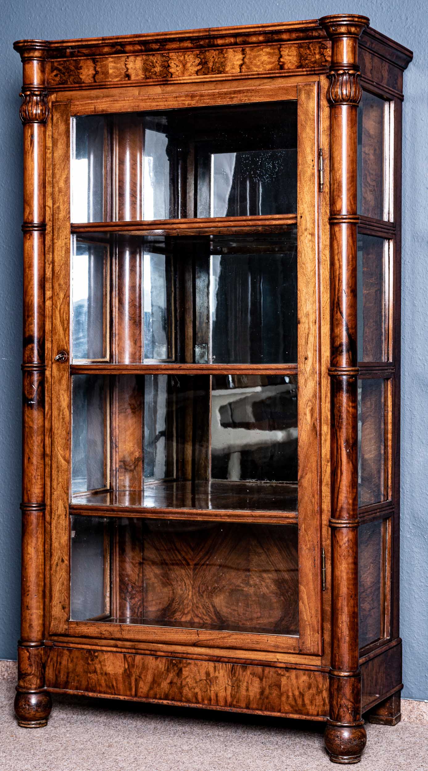 Seltene, eintürige, dreiseitig verglaste Mainzer Vitrine mit verspiegelter Rückwand, des Mainzer Mö - Bild 11 aus 18