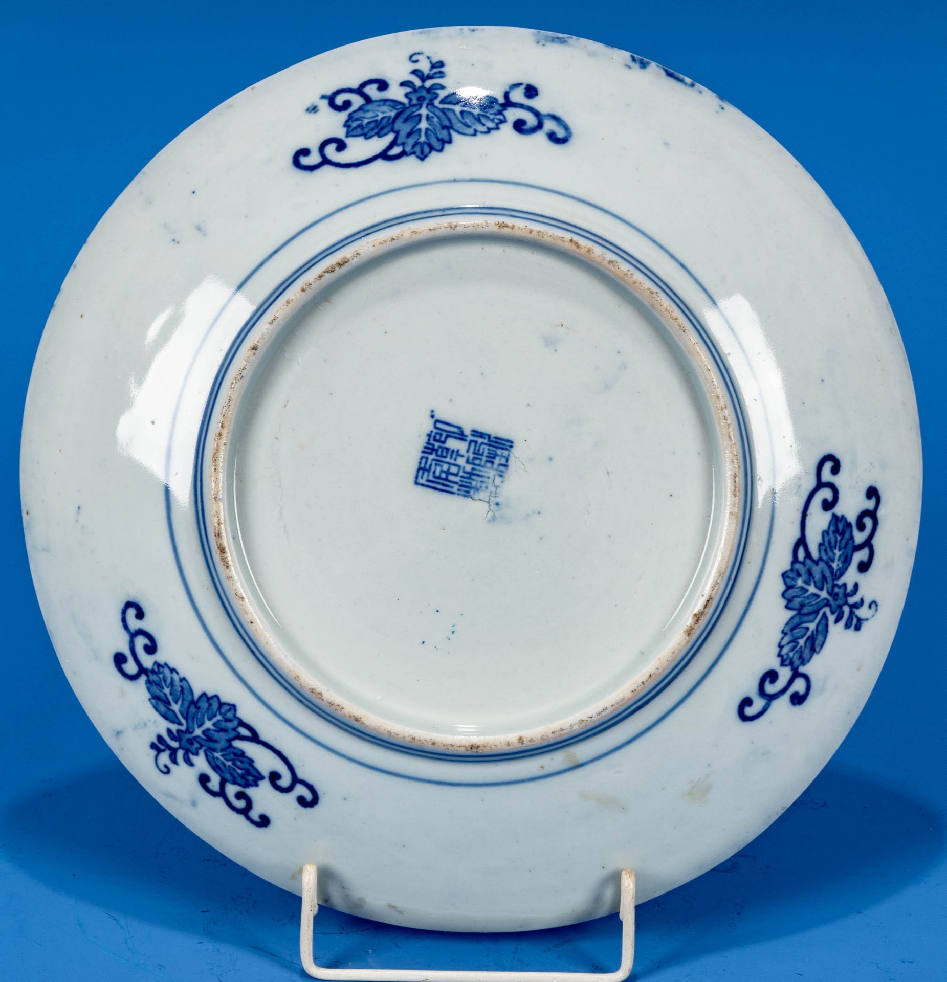 Großer runder Schauteller, China 20. Jhdt., Blaudekore, bodenseitig Vier-Zeichen-Marke in Blau; unb - Bild 3 aus 4