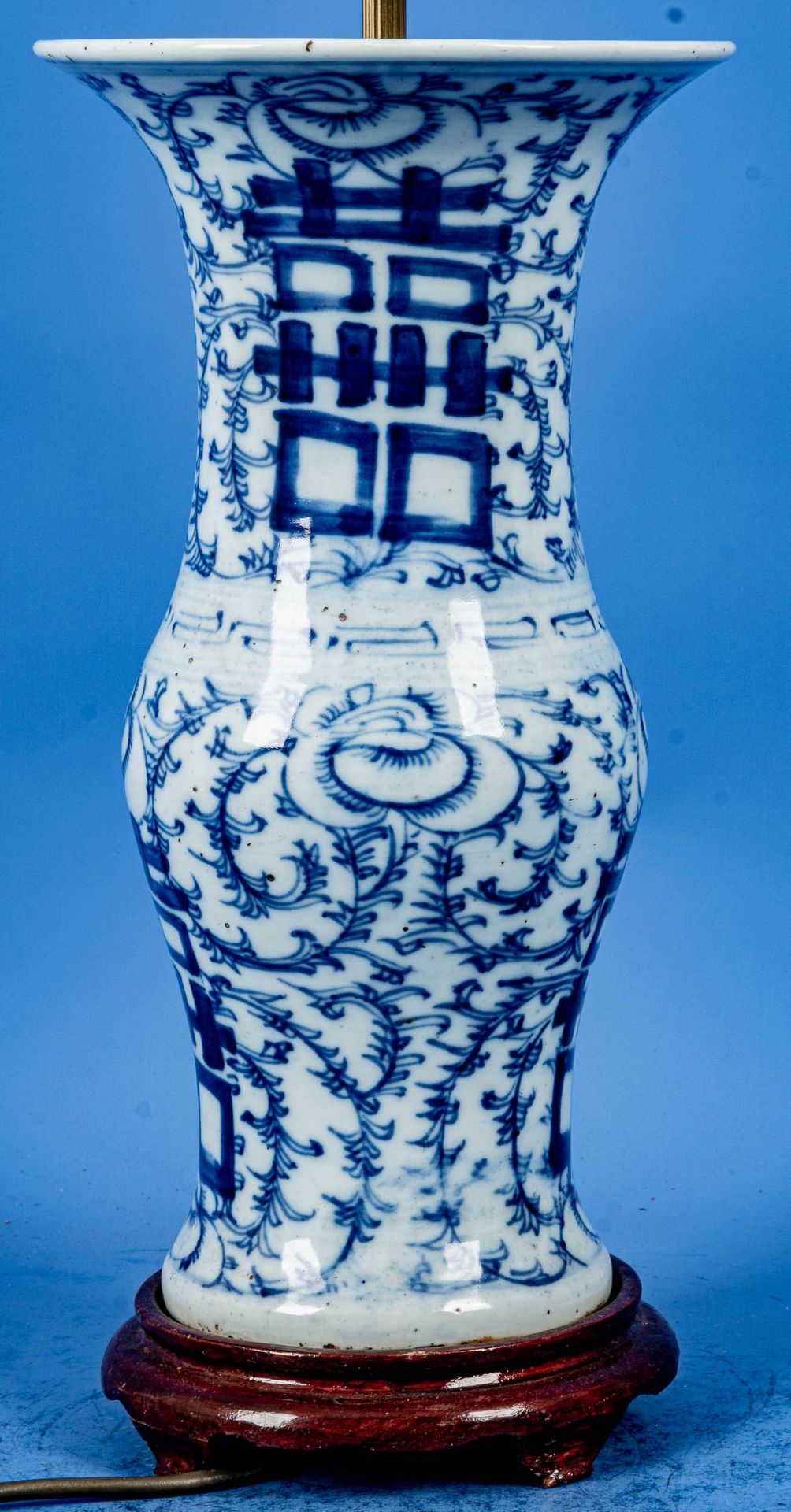 Antike Hochzeitsvase, als Tischlampenfuß gearbeitet; China Anfang 20. Jhdt., einfaches chinesisches - Image 4 of 5