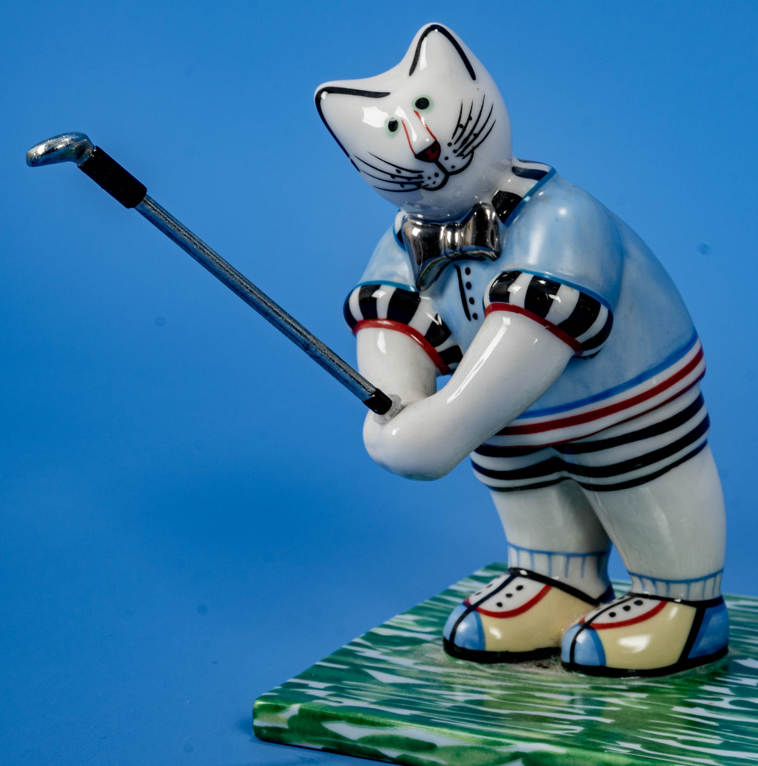 "Golfendes Katzenpaar", Villeroy & Boch, Mettlach, 20./21. Jhdt., polychrom staffiertes Weißporzell - Bild 3 aus 6
