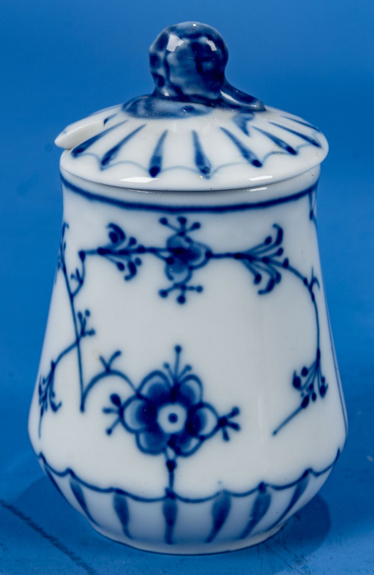 4teiliges Set kleinerer Porzellan-Objekte, bestehend aus 1 Streuer (Höhe ca. 7 cm), kleiner Blattsc - Image 5 of 8