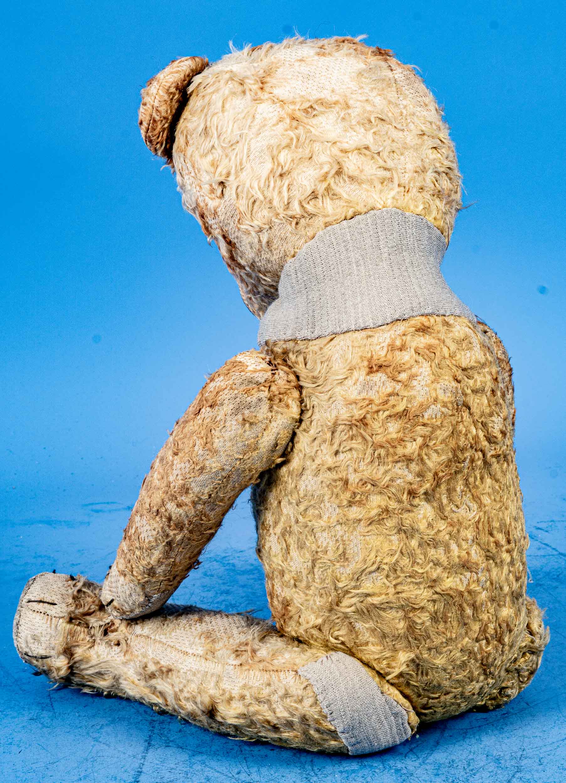 Antiker, (ursprünglich) gelber Mohair-Teddy der wohl 1920/30er Jahre, Kopf und Gliedmaßen beweglich - Bild 5 aus 6