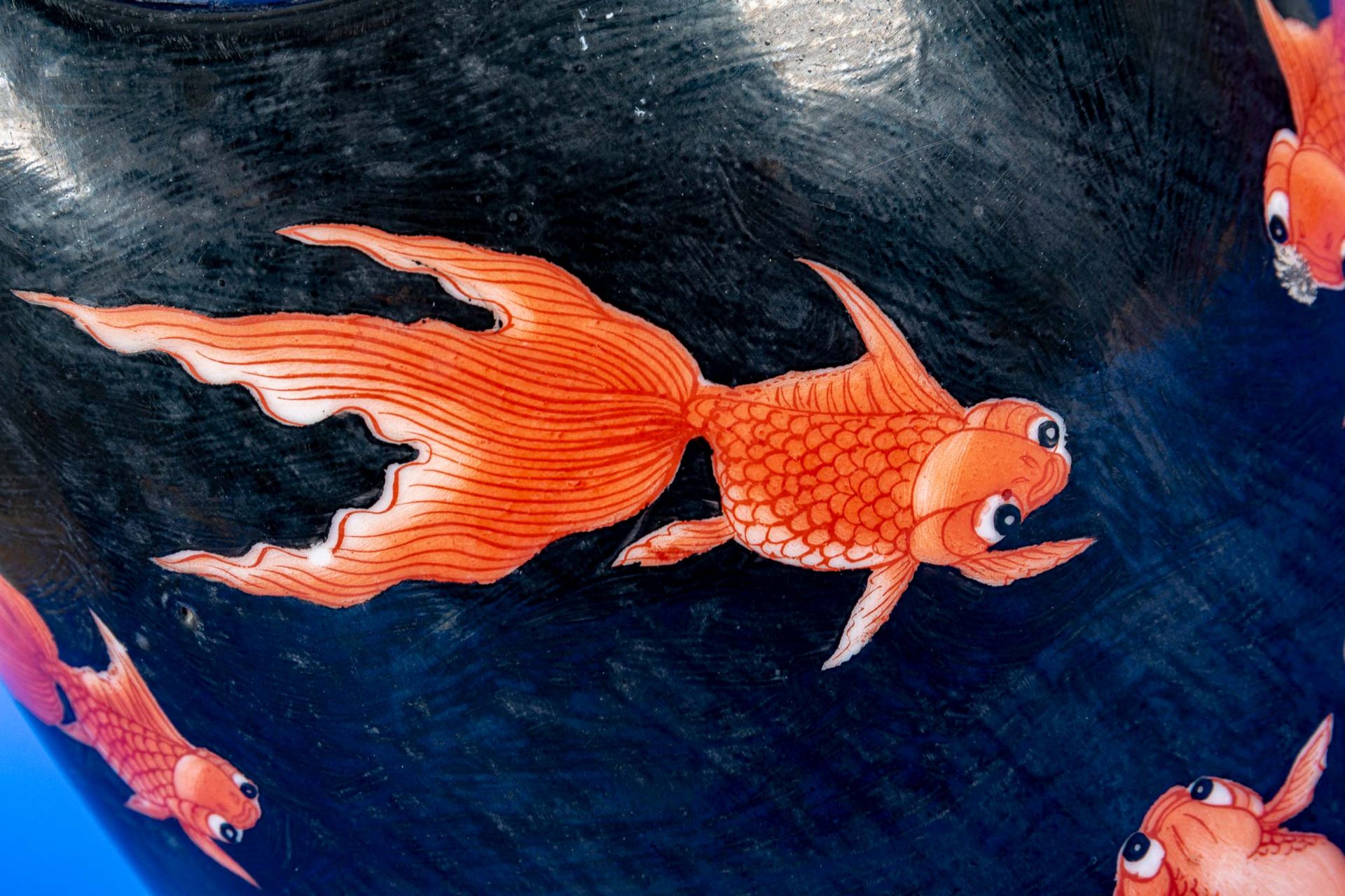 Seltener "Goldfisch" Eimer. Weißporzellan innen und außen mit insgesamt 19 roten Goldfischen auf sc - Bild 4 aus 13