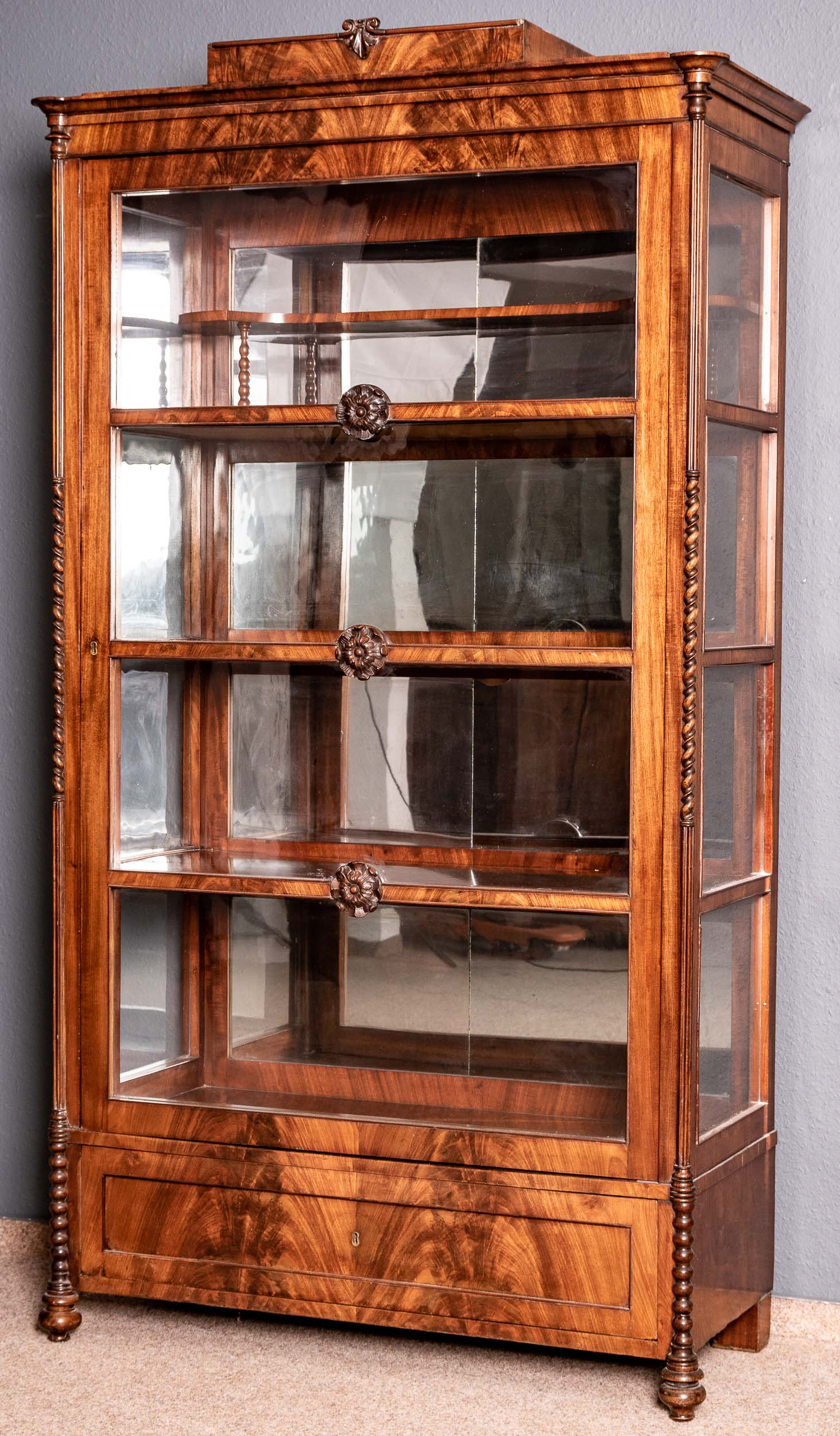 Elegante 3seitig verglaste Vitrine, Historismus um 1860/80, Mahagoni massiv und furniert, sehr schö - Bild 3 aus 12